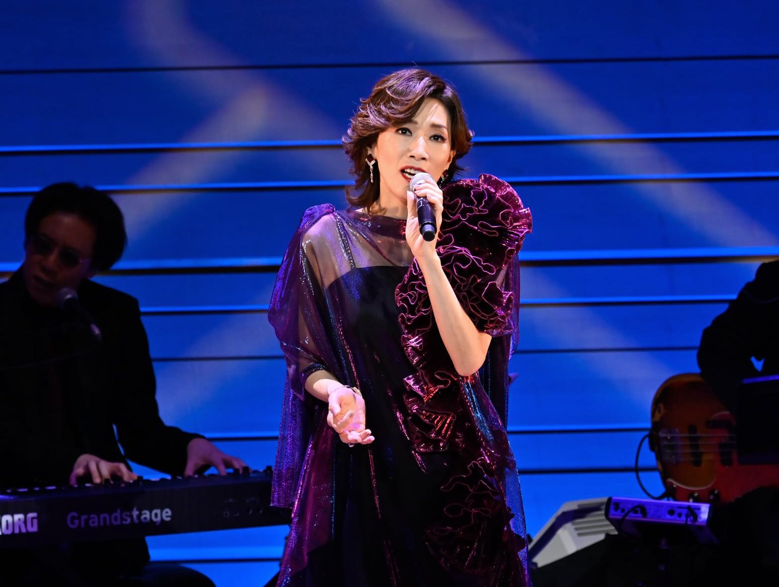 真琴つばさが40周年公演を開催 宝塚時代ゆかりの高汐巴と檀れいが花を