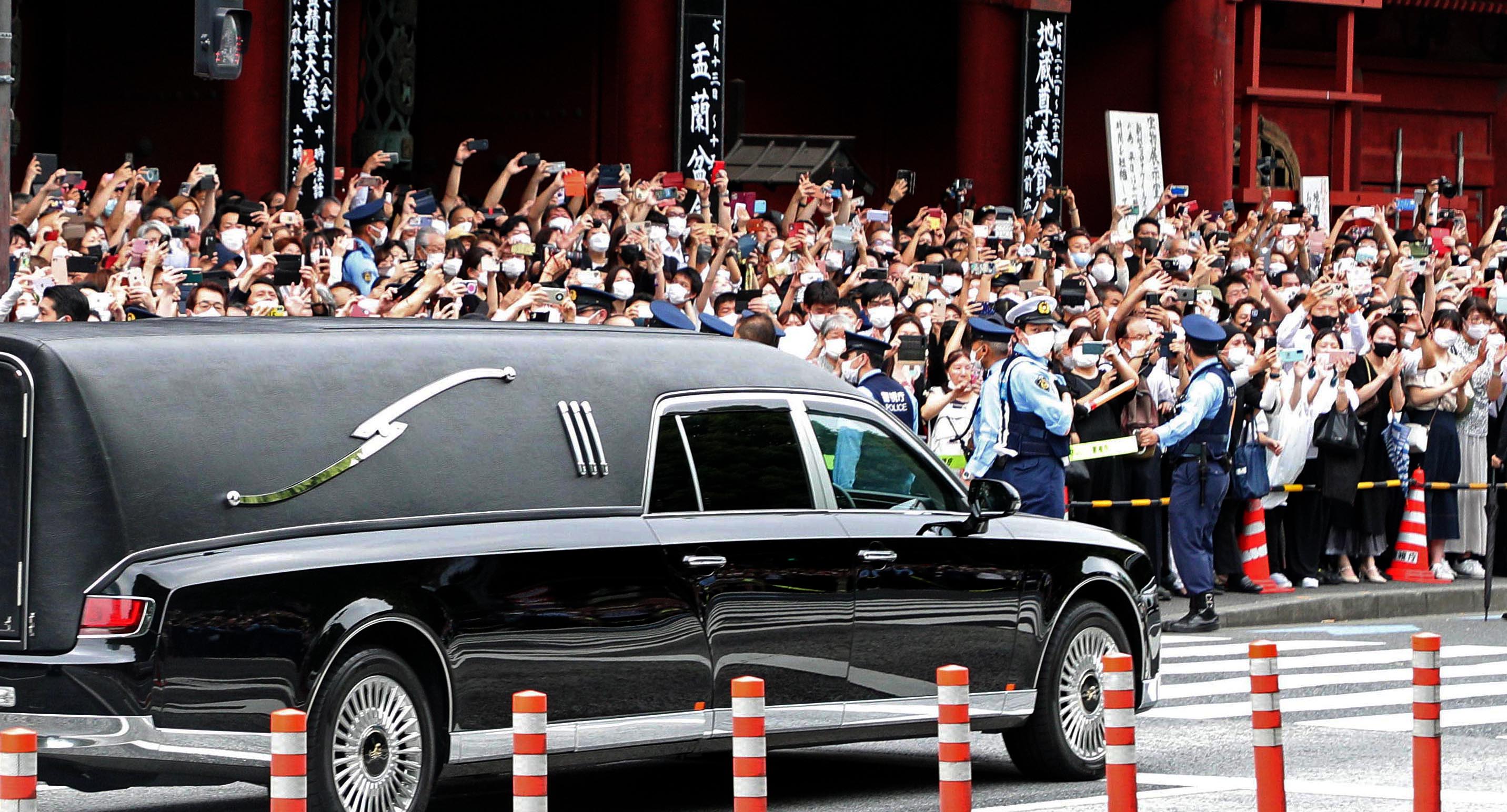 甘口辛口】安倍晋三元首相の通夜と葬儀で流れた「花は咲く」 妻・昭恵