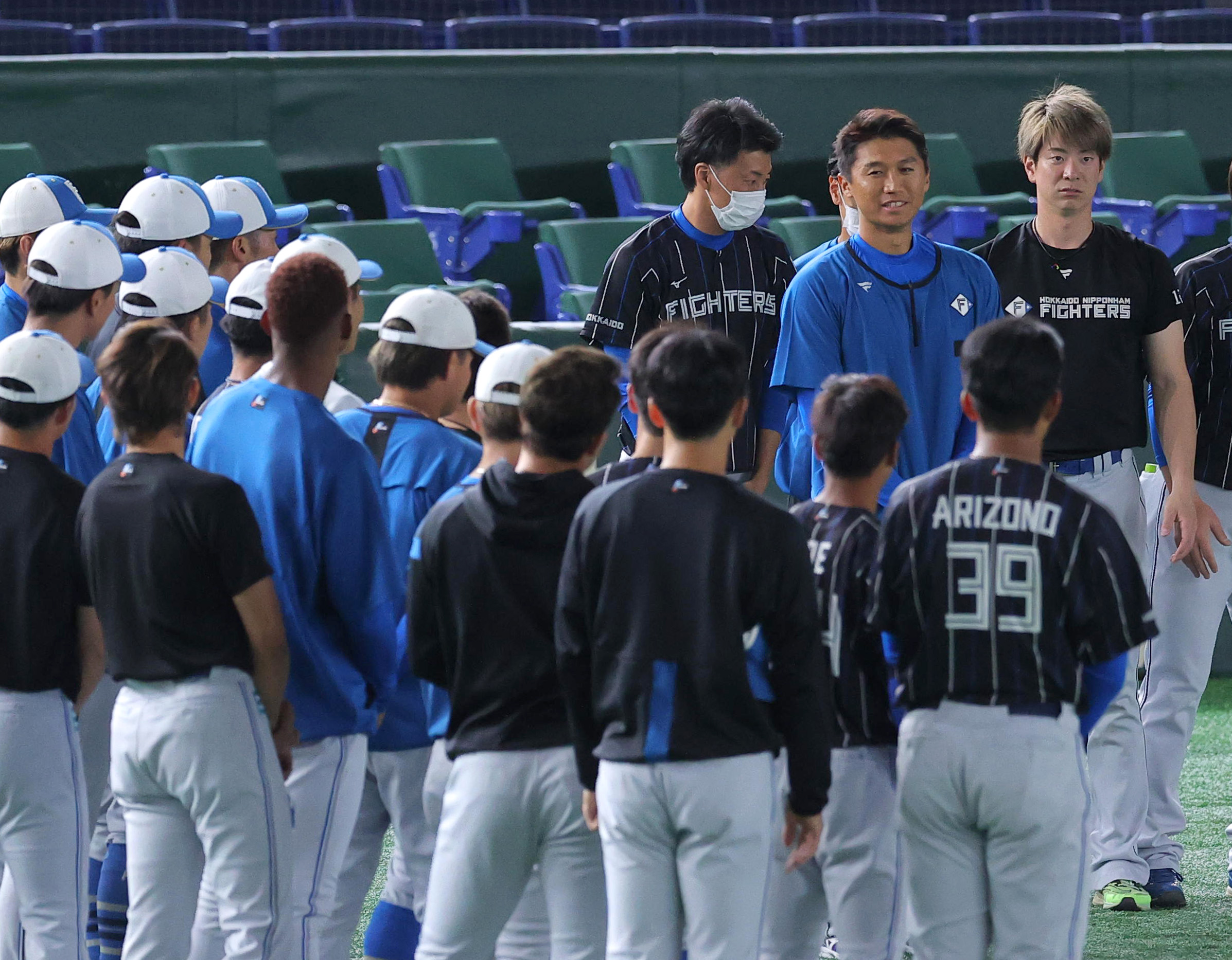 加藤豪将、笑顔の日本ハム入団会見「JRにも乗ったことのない外国人