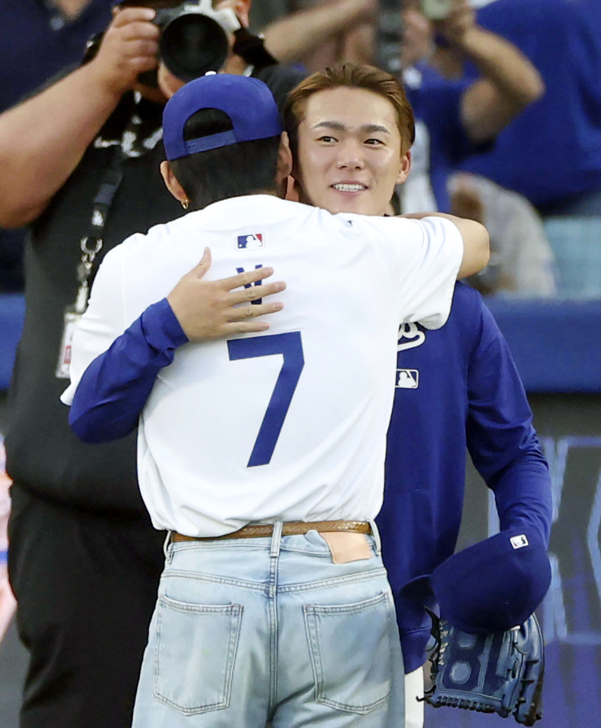 韓国BTSのVさんが始球式、山本由伸に投球 大谷翔平ともベンチで対面