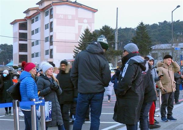 平昌五輪 やっぱりいた ダフ屋横行で南北合同の初戦ガラガラ 公式ショップ前で堂々営業 1 3ページ 産経ニュース