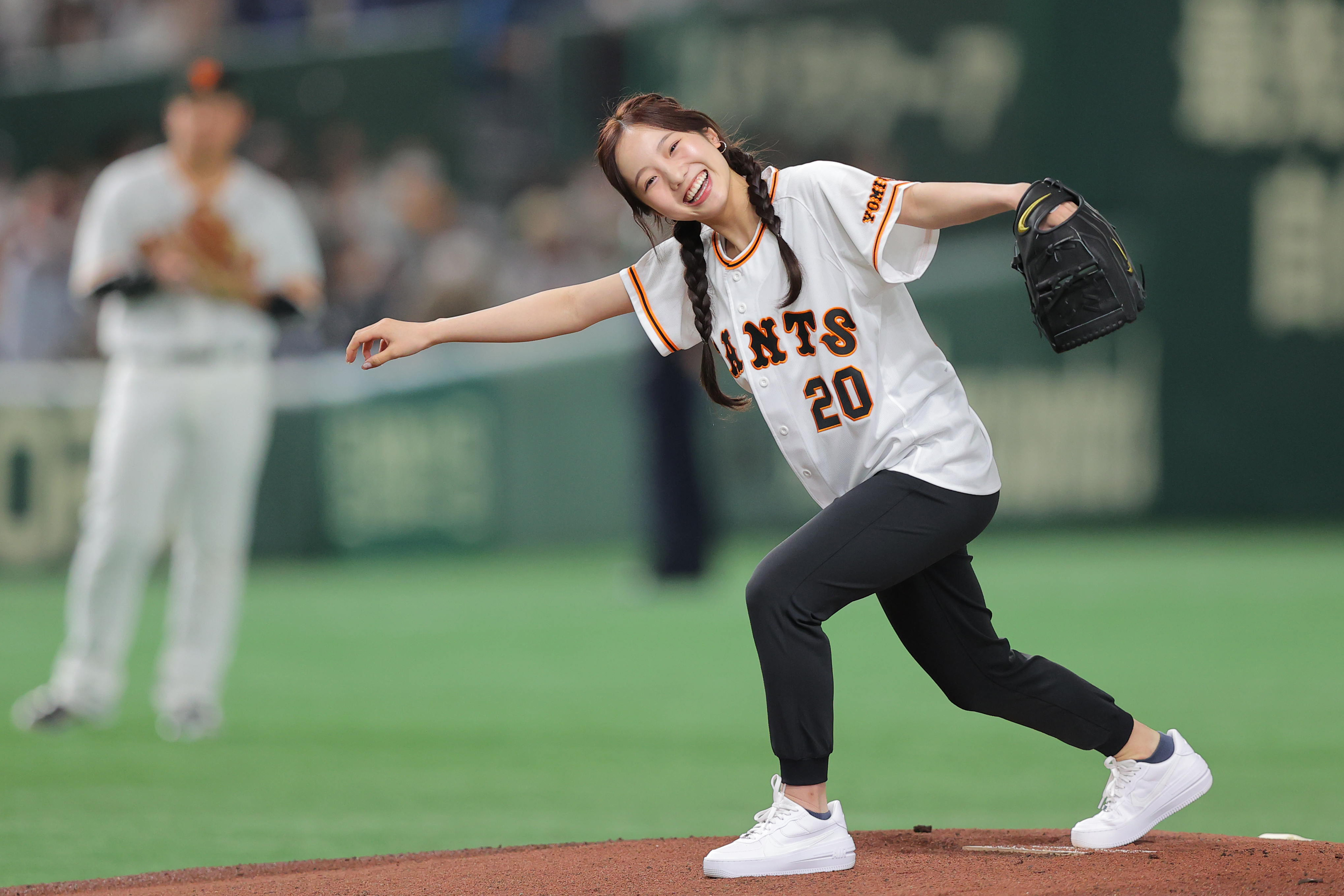本田真凜がドキドキ始球式 「反対に投げそうに」 試合前に大勢が指導