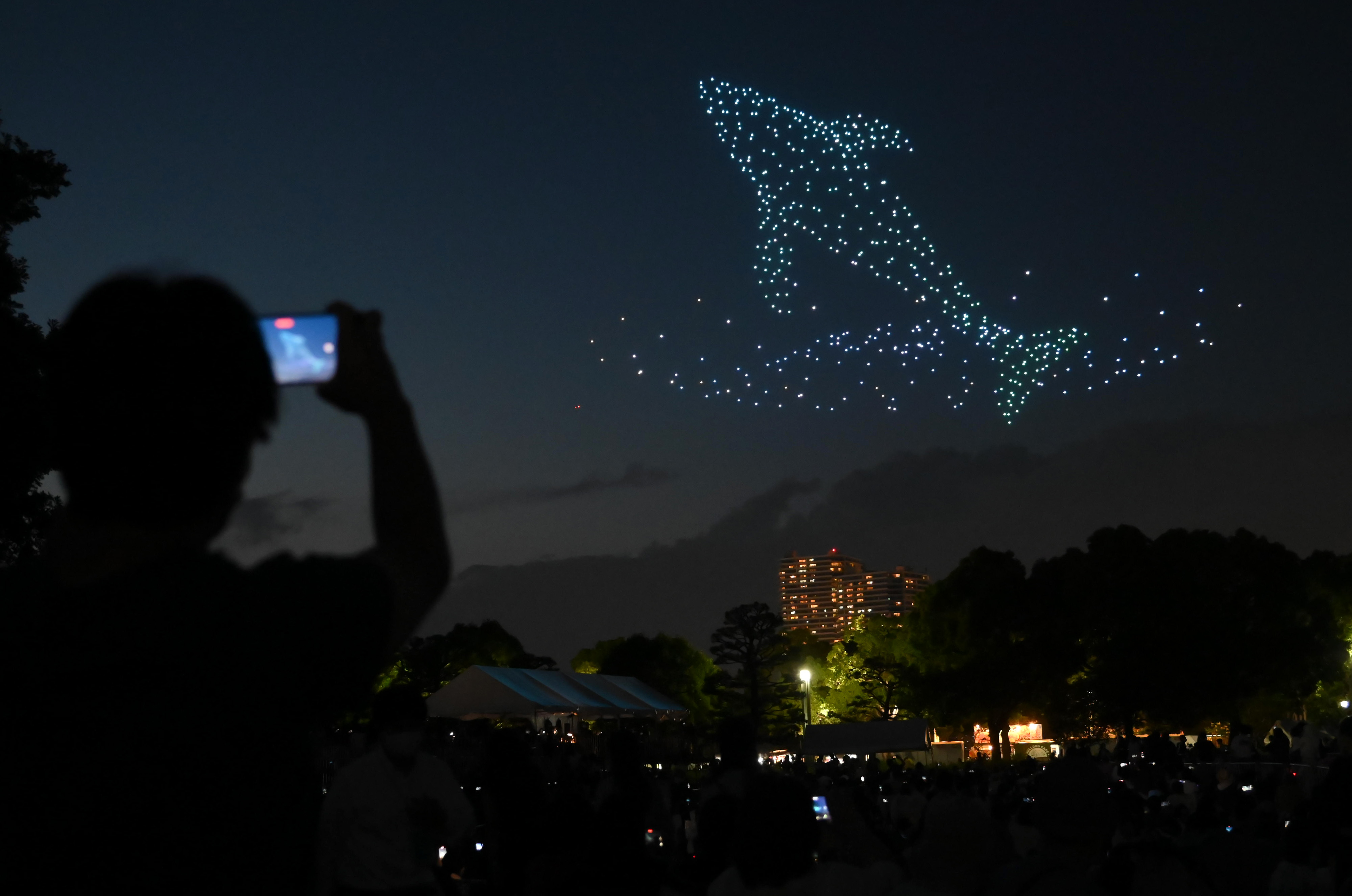 動画】【フォト特集】港彩る500機のドローン 横浜開港祭 - 産経ニュース