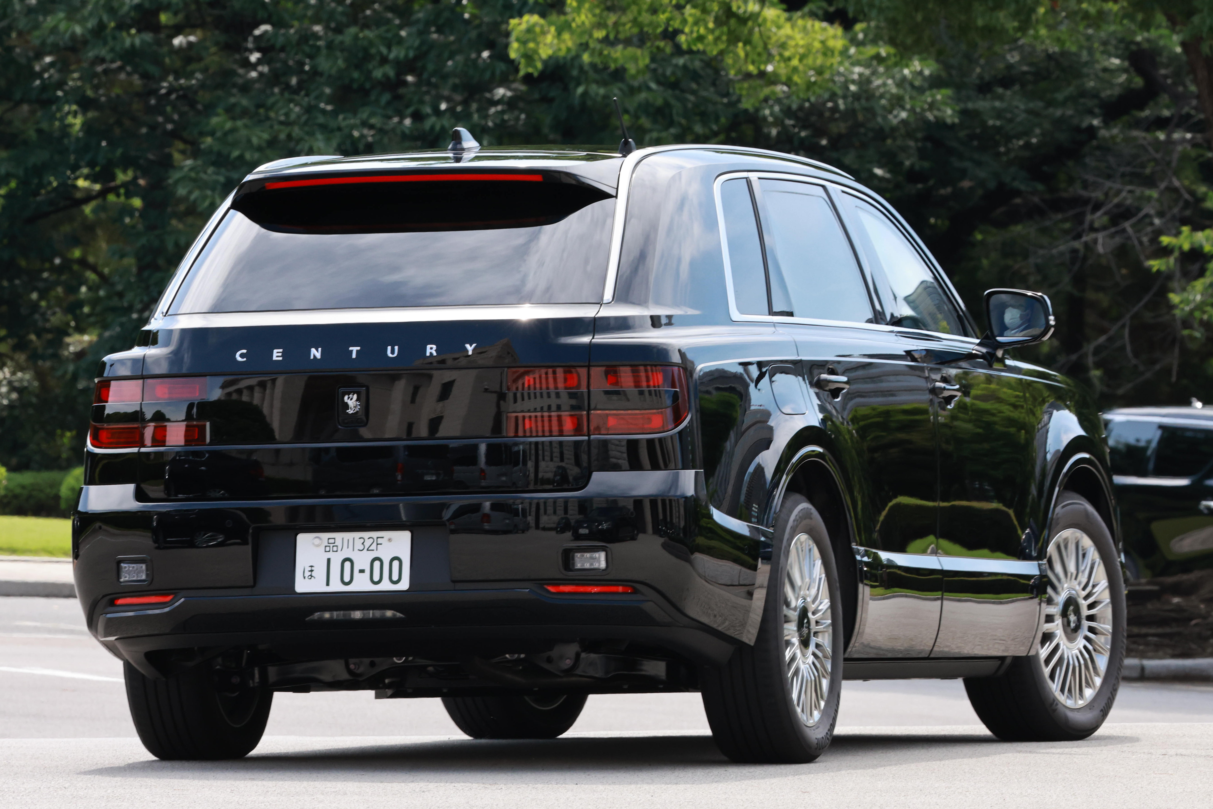 首相専用車、SUVに新調 トヨタの最高級ブランド「センチュリー」新型