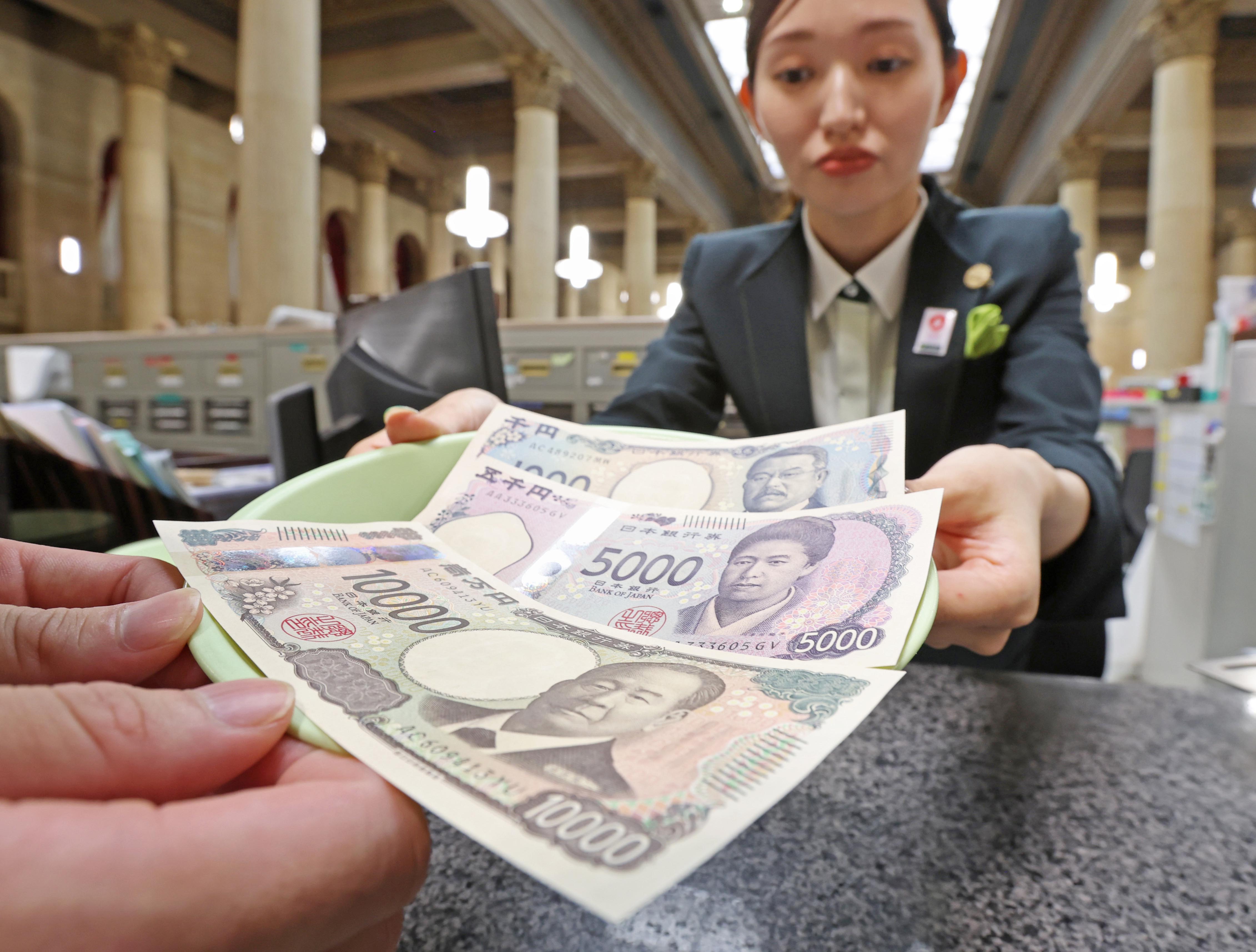 動画】新紙幣の発行スタート 三井住友銀行大阪本店では40人が両替