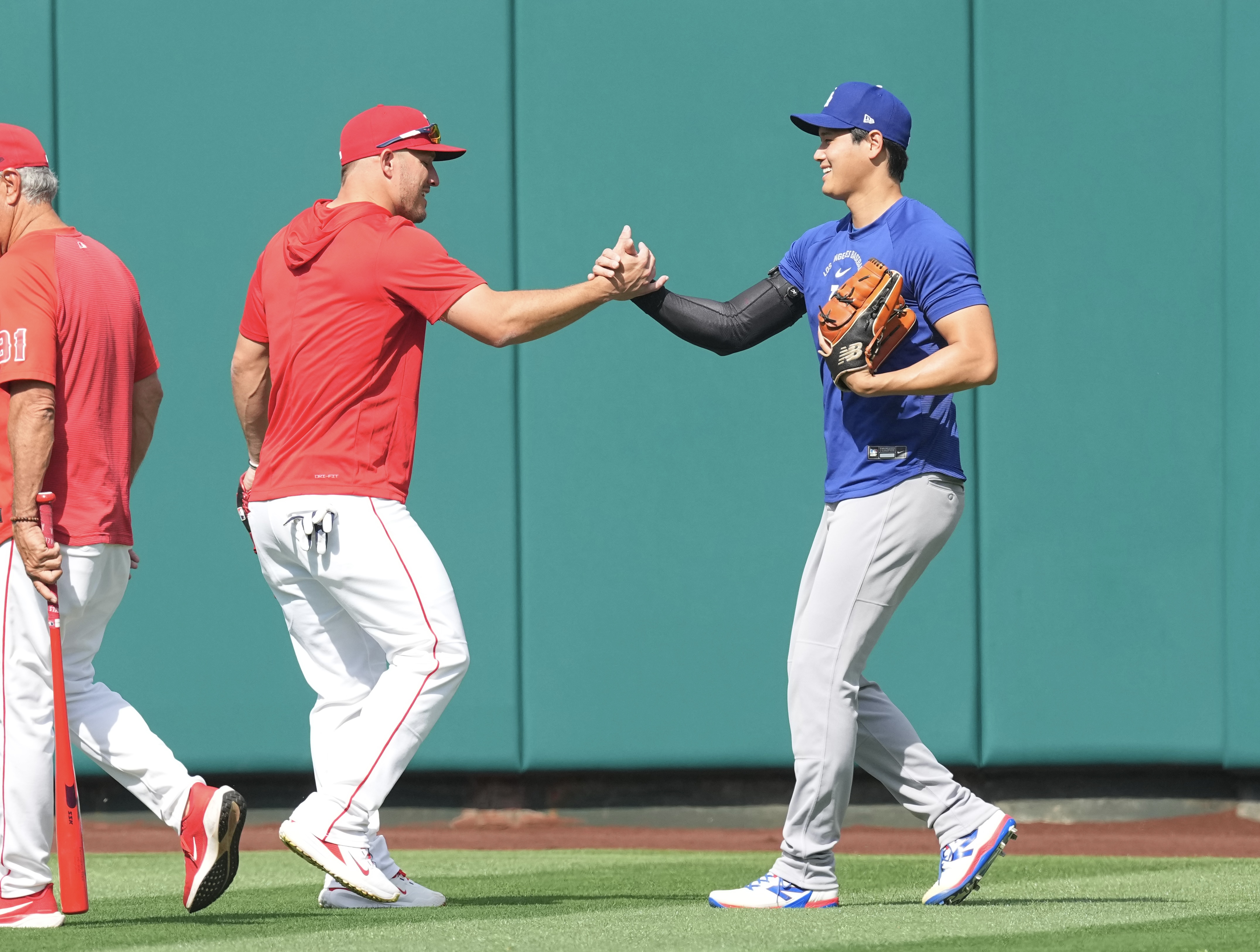 えみさん専用　大谷 トラウトと大谷翔平2021 TBTチームリーダー MLB】大谷翔平、盟友トラウトとハグ 〝元本拠地〟で再会 長髪は散髪し