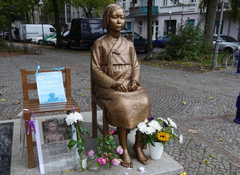 Perna Krick (アメリカ1909-1991)ペルナクリック　少女像 強制撤去のベルリン少女像、公有地→近隣の私有地 22日から1年間展示