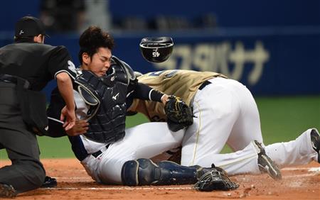 中日 杉山 クロスプレーで途中交代 ｔ 岡田のタックル受け悶絶 サンスポ