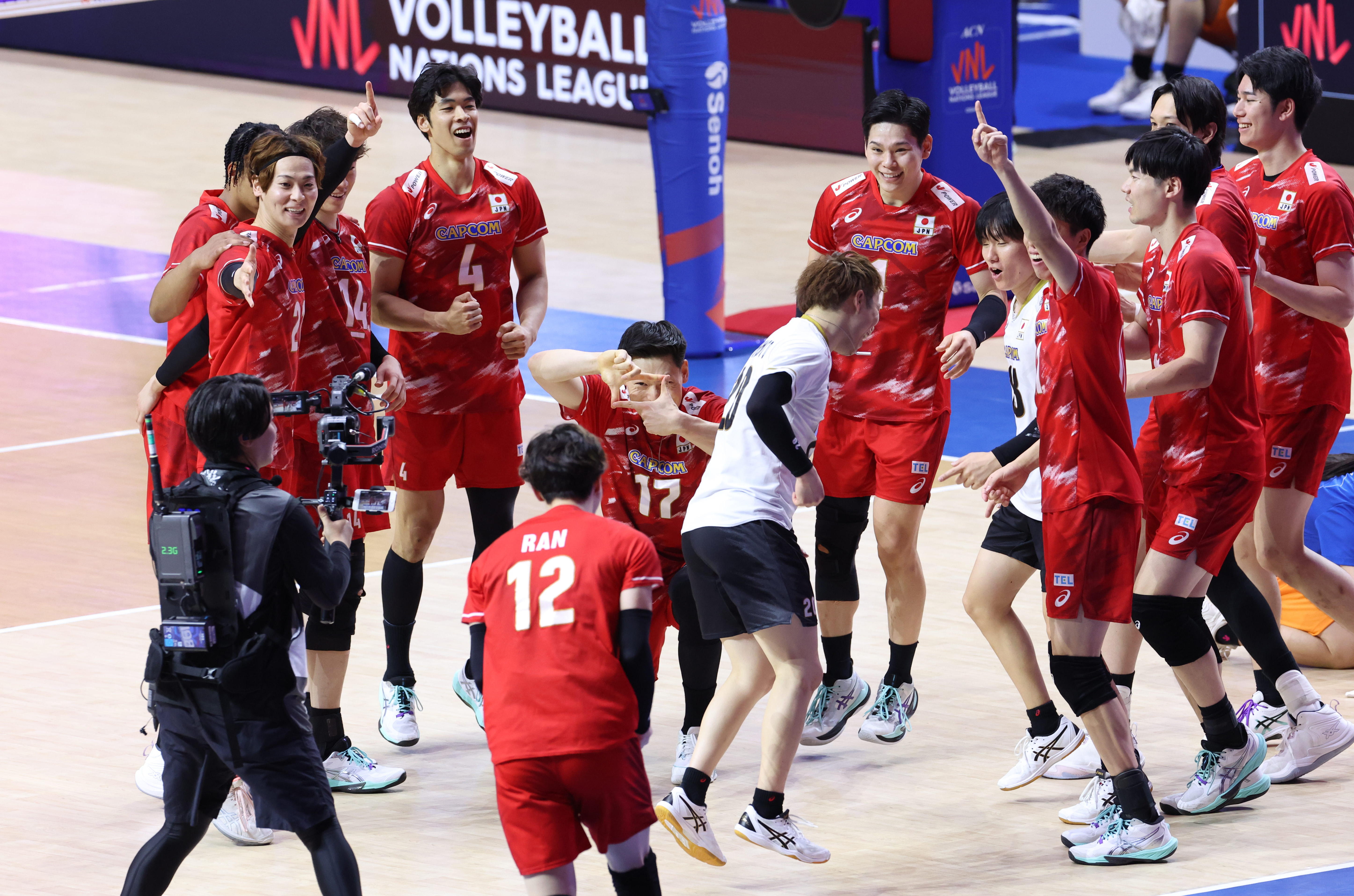 日本、世界王者イタリアをフルセット撃破で開幕9連勝！ 高橋藍が両軍