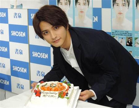 仮面ライダー瀬戸利樹 瀬戸内海で撮った初写真集に笑顔 ９１点 サンスポ