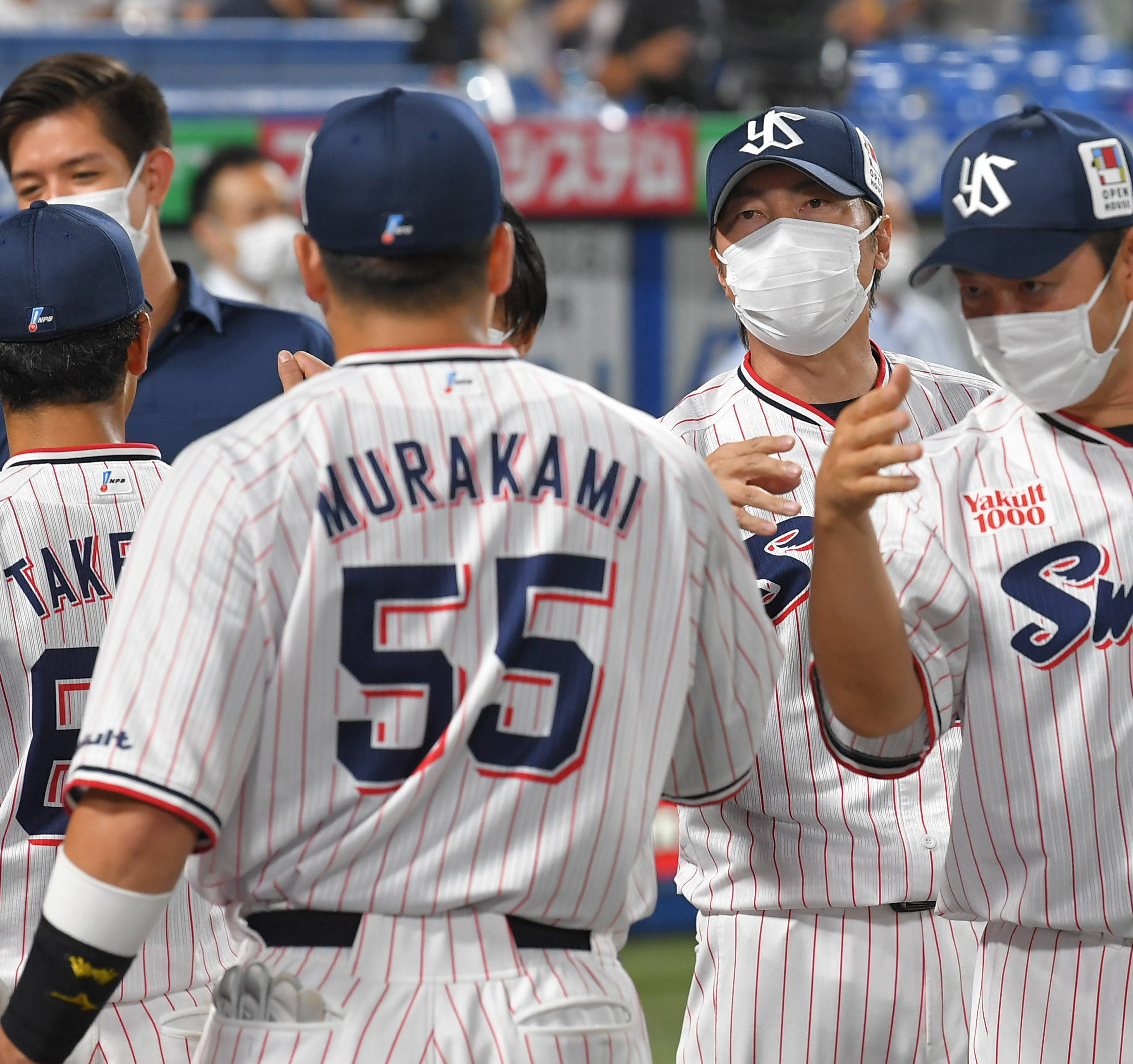 ヤクルト 村上 ３２号 ドヤ顔バット投げ 高津監督 復帰戦白星で飾った 2 2ページ サンスポ