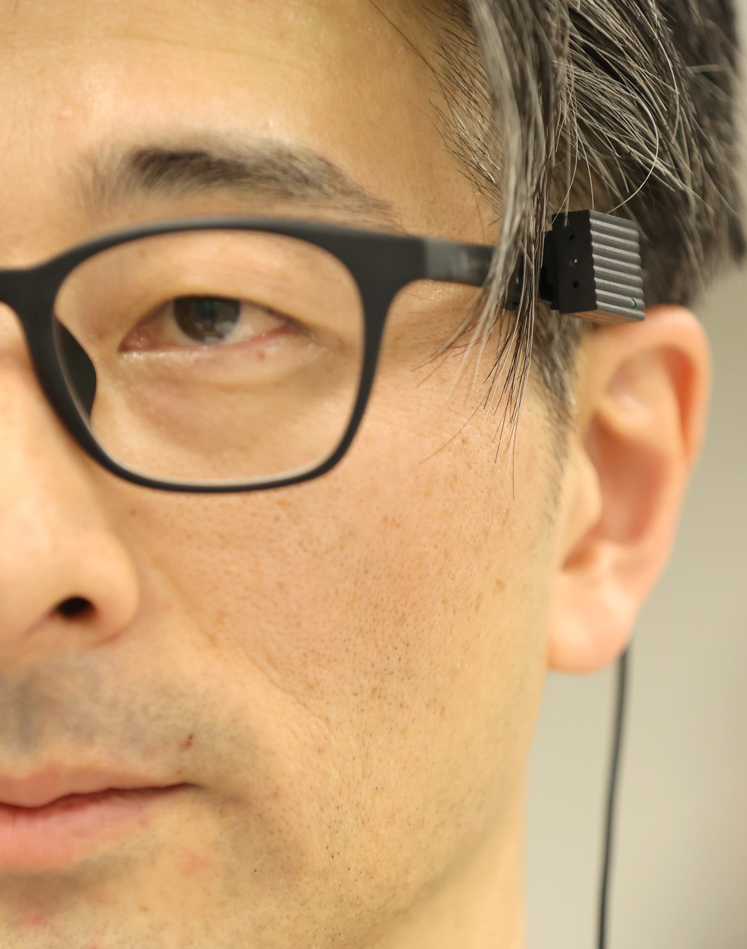 頭の小さな動きでパソコンを操作 ジンズが眼鏡に装着する「JINS