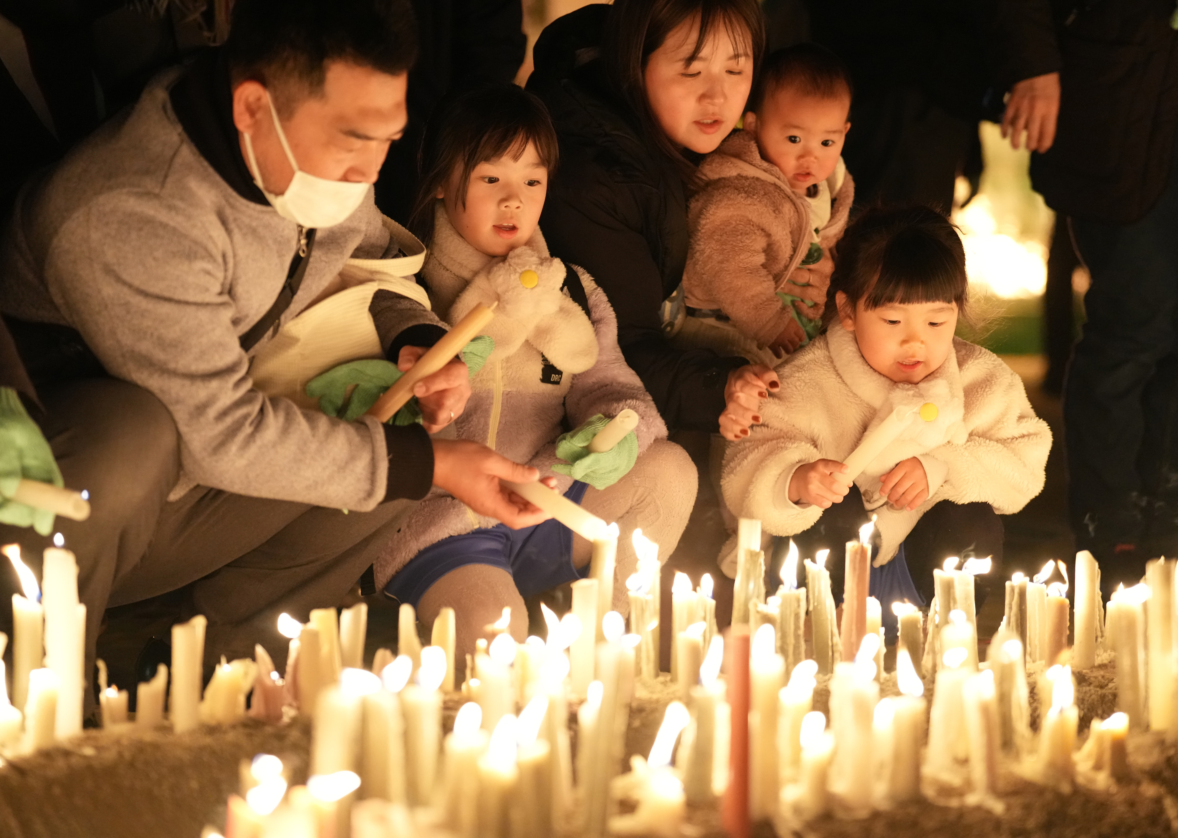 動画】6千本余りのろうそくにともる鎮魂の火、未来へ祈り 伊丹・昆陽池