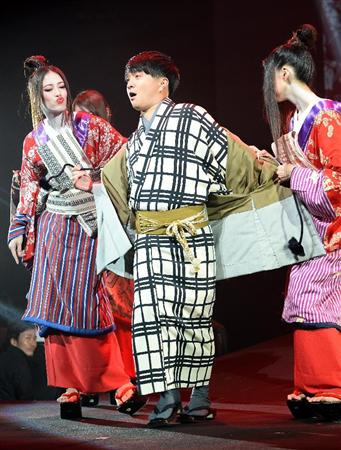 小栗信長いざ出陣 主演映画 信長協奏曲 完成試写会でご満悦 サンスポ