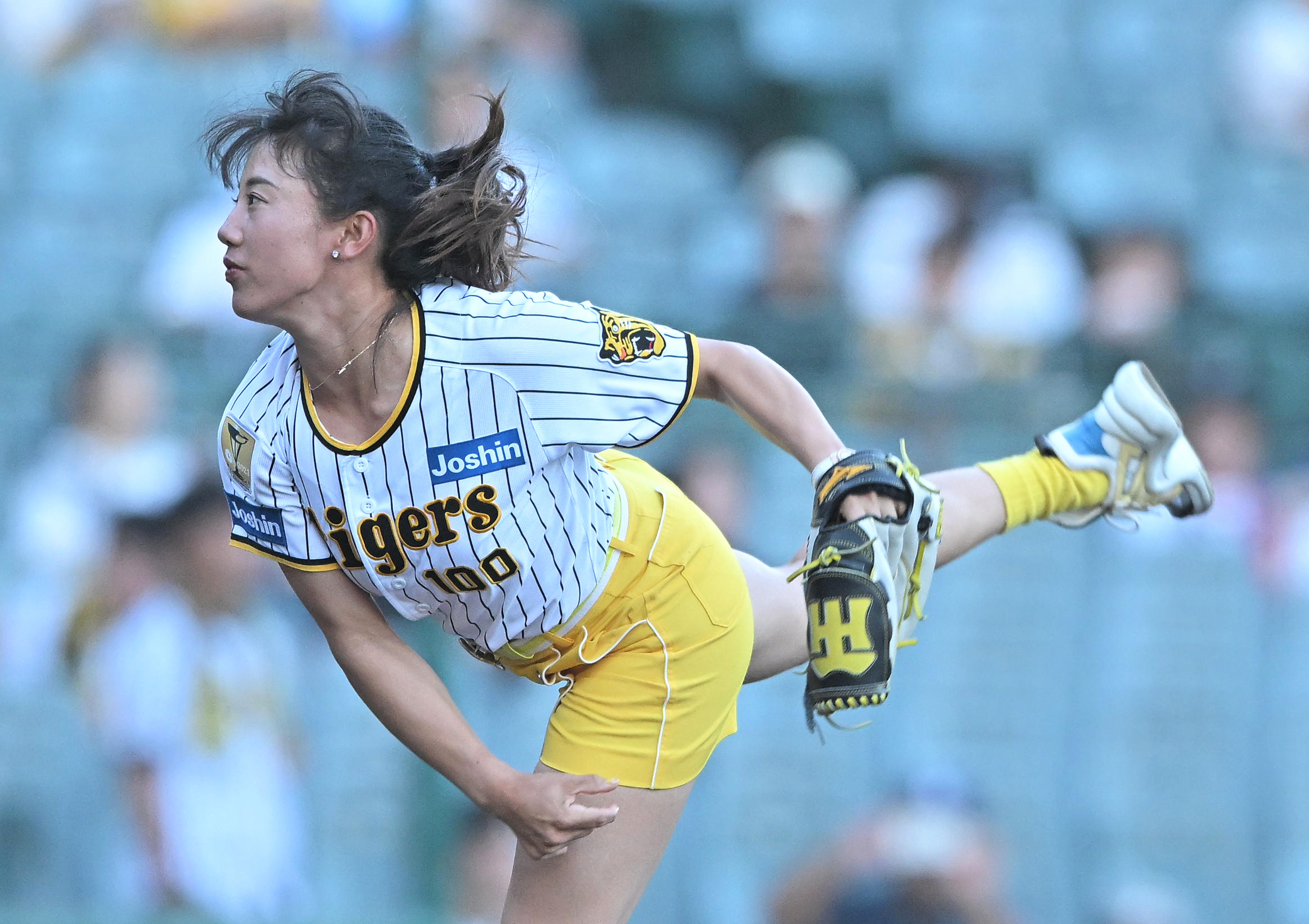 画像】虎党の女子テニス加藤未唯が阪神ーDeNAの試合前にノーバンで