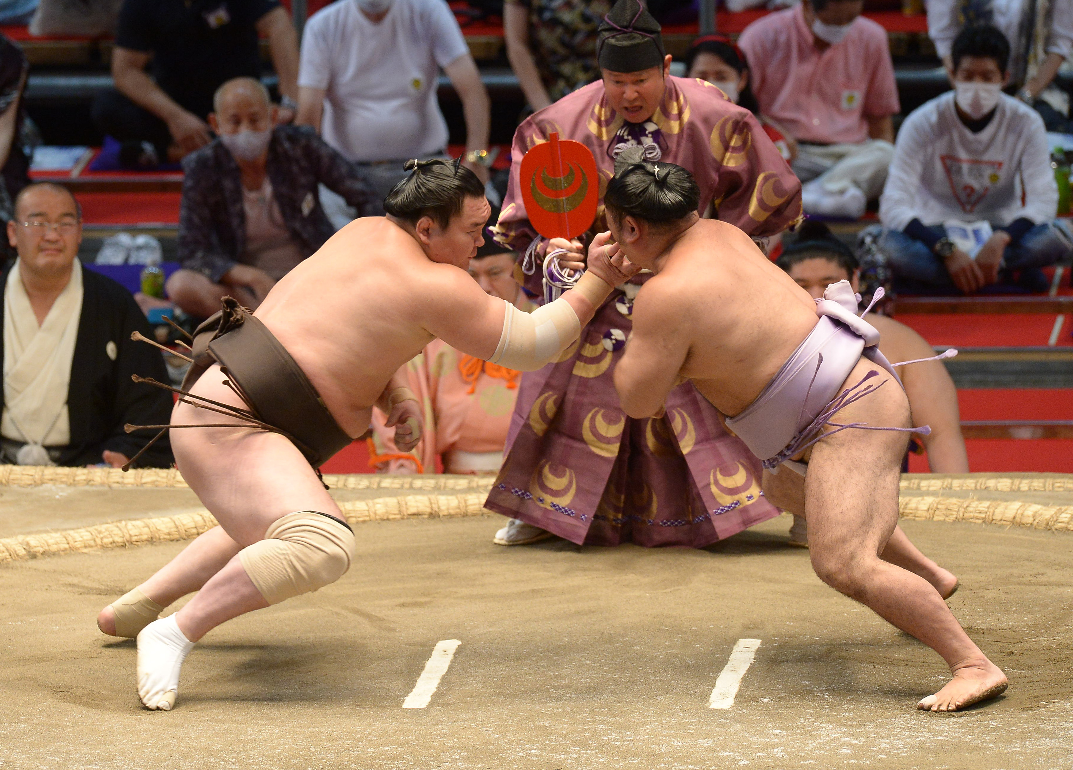 フォト特集】白鵬、勢い余って親方に激突 8連勝で勝ち越し - 産経ニュース