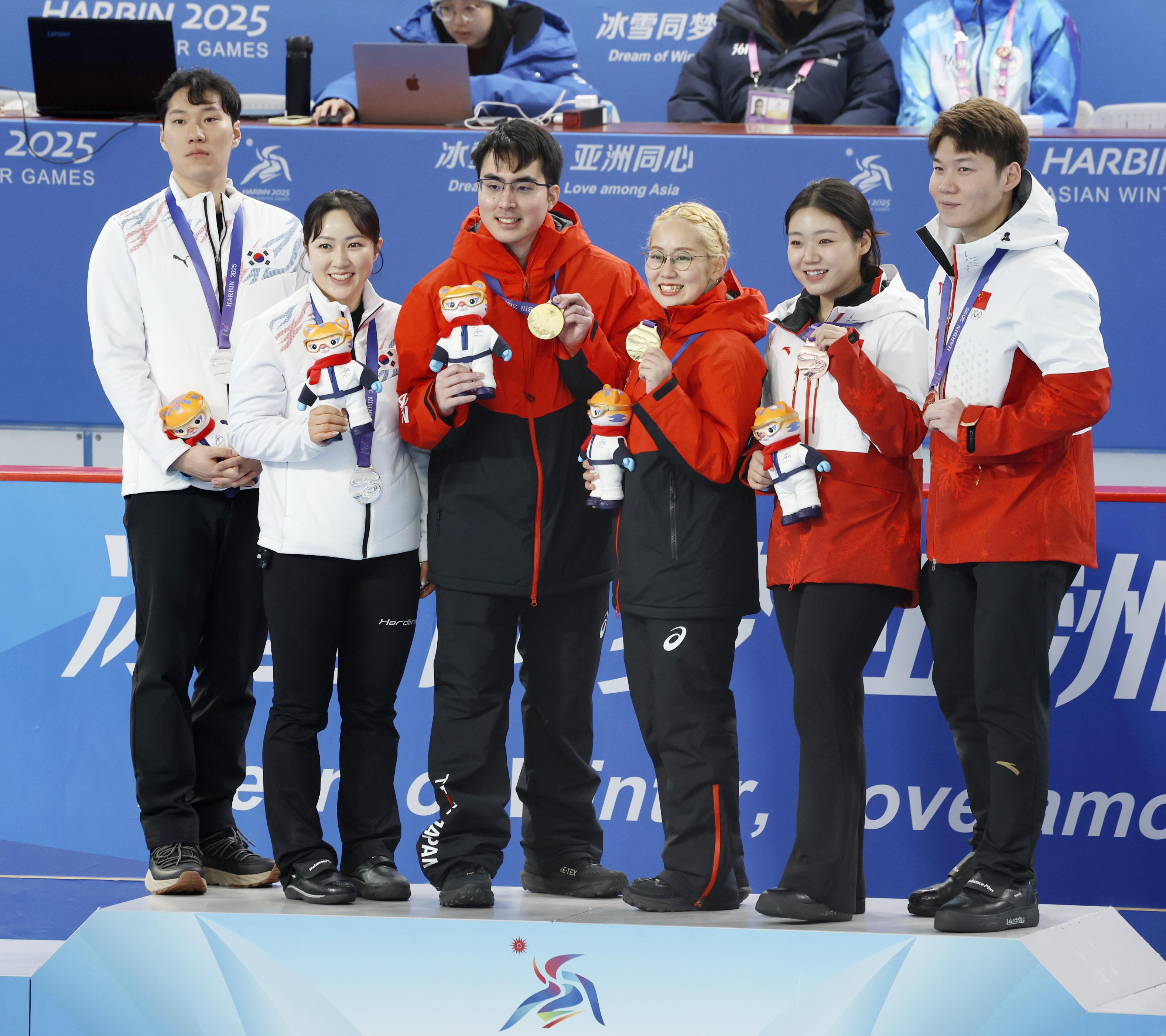 カーリング混合ダブルスで小穴桃里・青木豪組が金メダル第1号 冬季