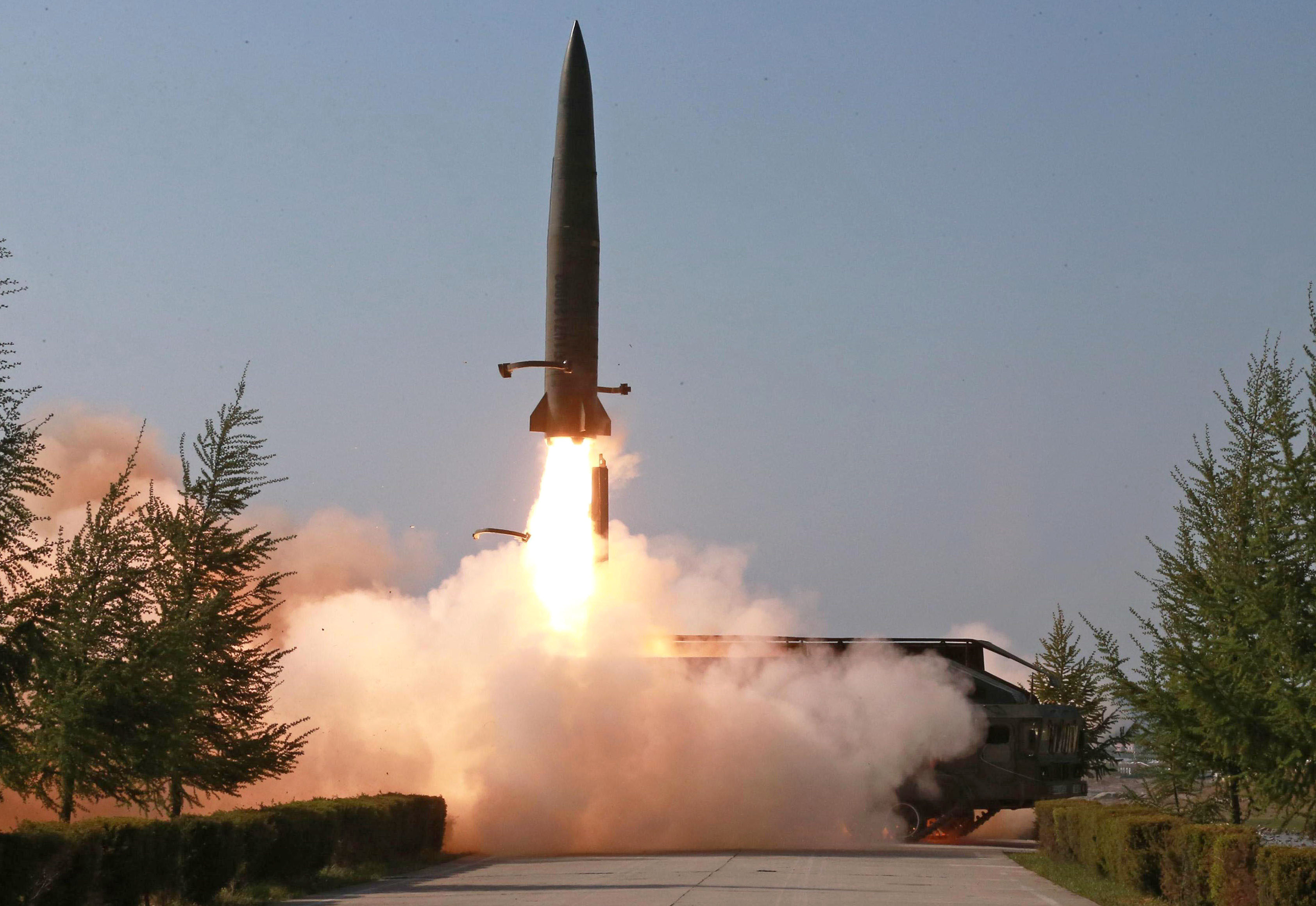 北朝鮮発射は複数発の短距離弾道ミサイル、韓国軍 日本のEEZ外に落下