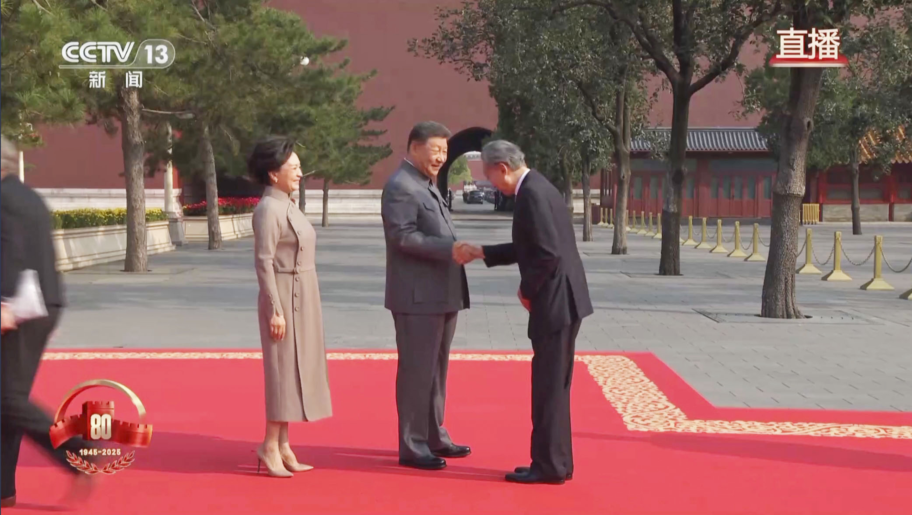 中国抗日戦勝式典に写り込む鳩山元首相の写真、SNSで拡散「この場に