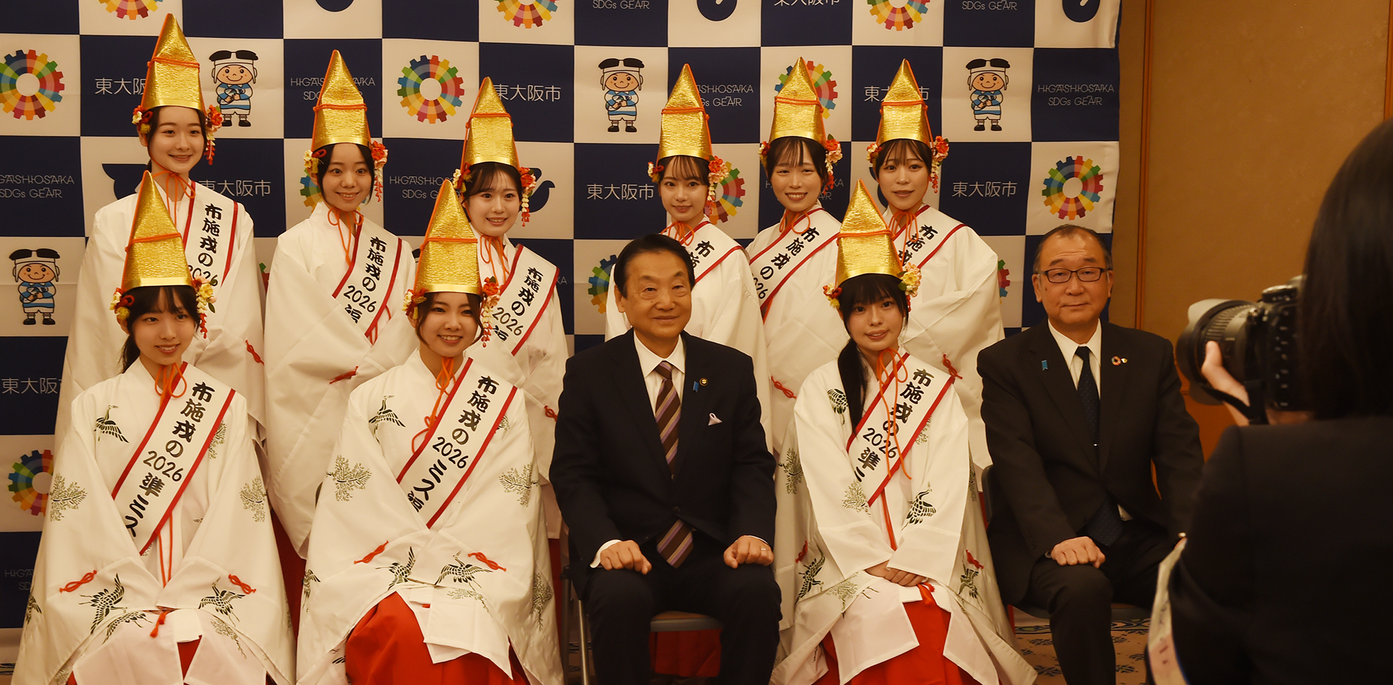 大阪・布施戎神社の「ミス福娘」らが地元の東大阪市長を表敬（写真