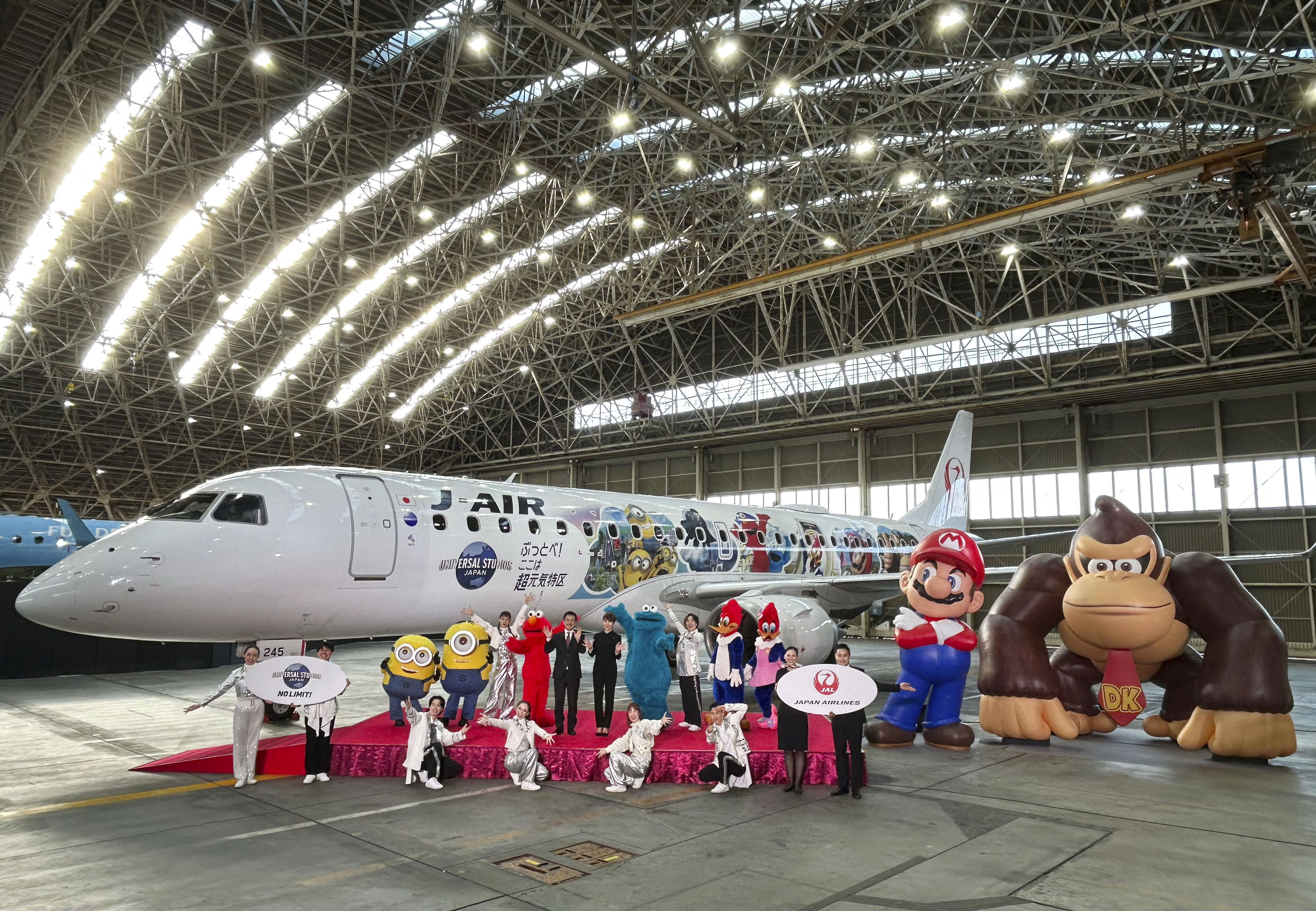 ドンキーコング特別機就航 日本航空、USJとコラボ 伊丹空港でお披露目