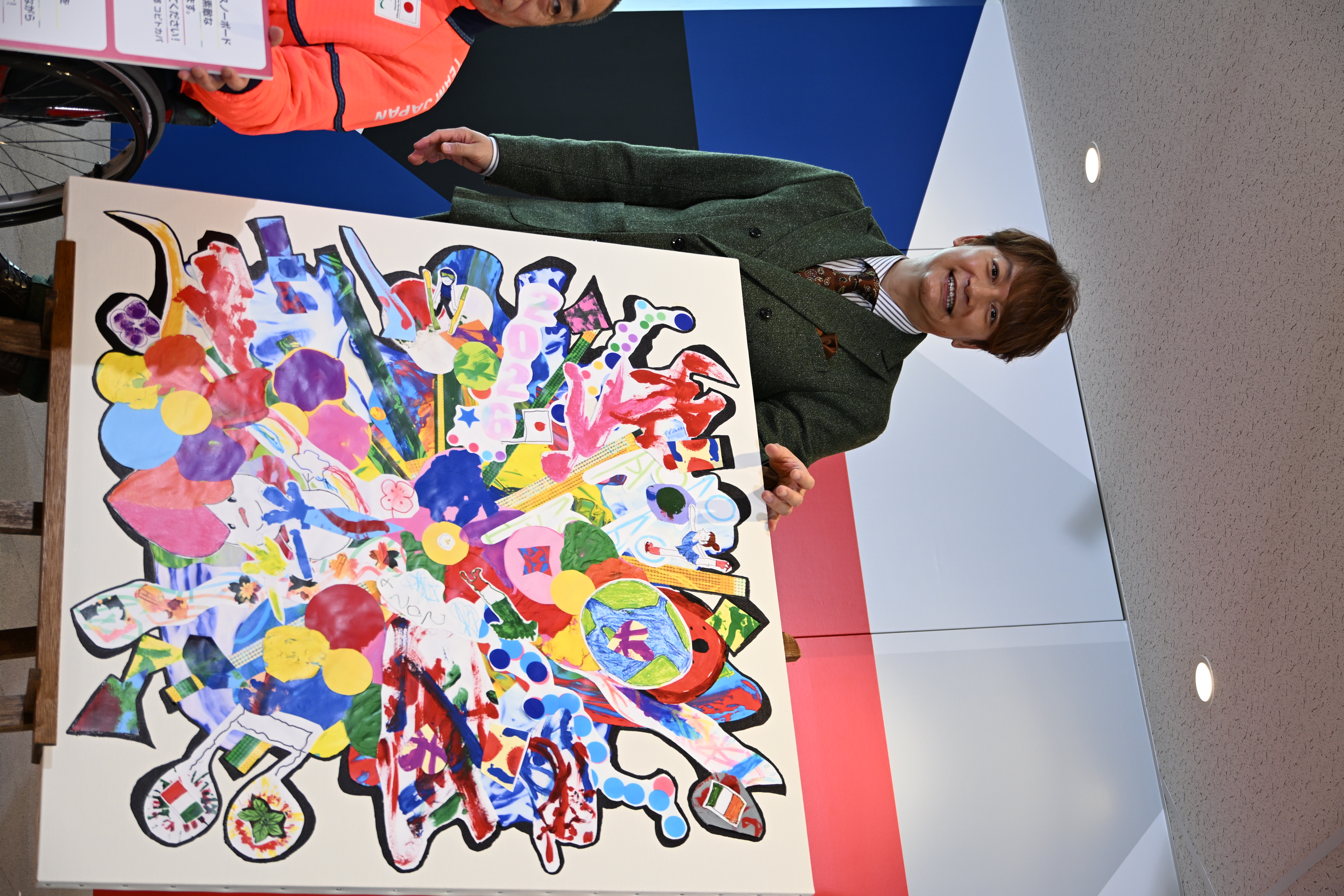 パラ選手に熱いエール、香取慎吾さんと特別支援学校児童らがアート作品