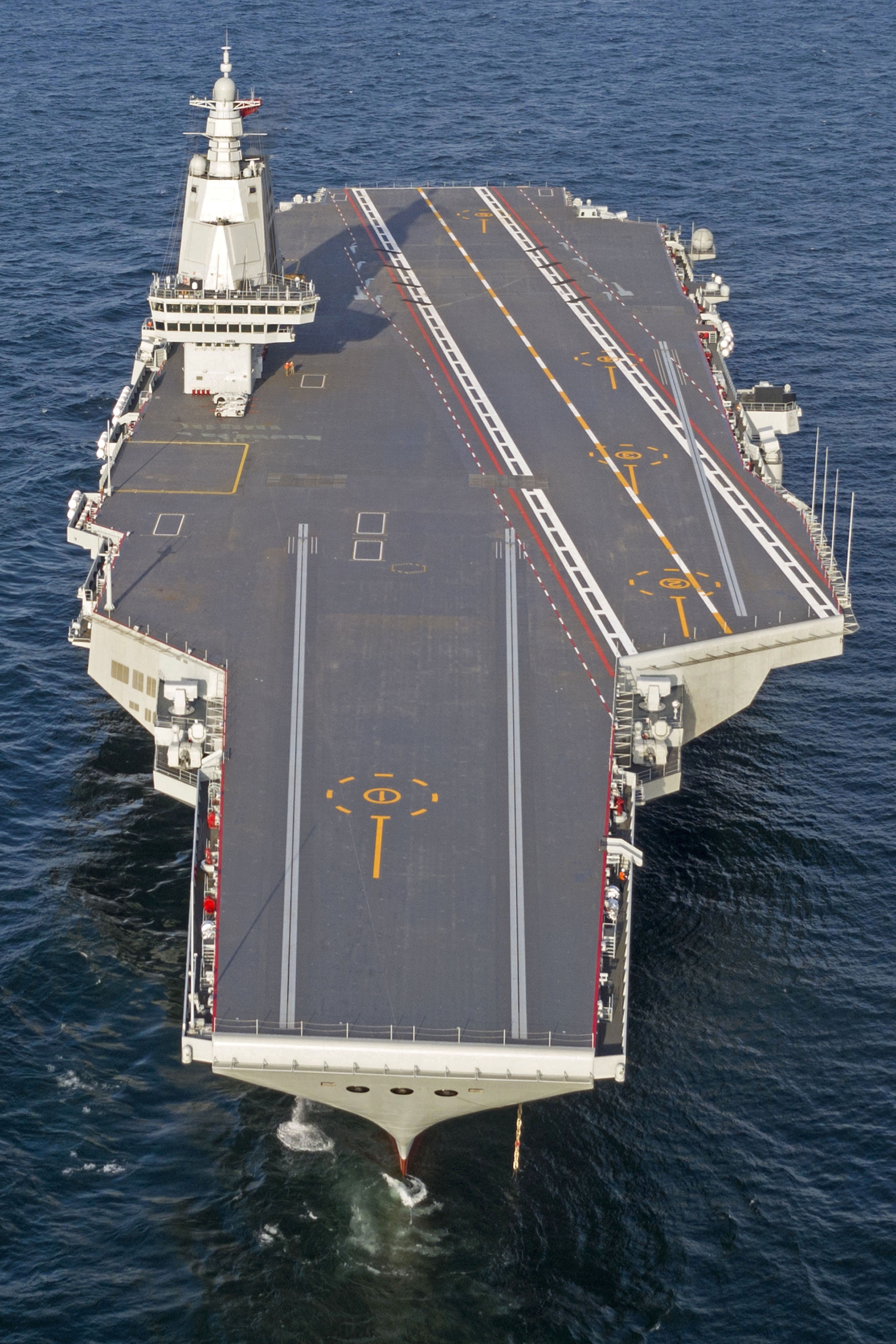 中国の新型空母「福建」が24日就役か 初の電磁式カタパルト配備 香港