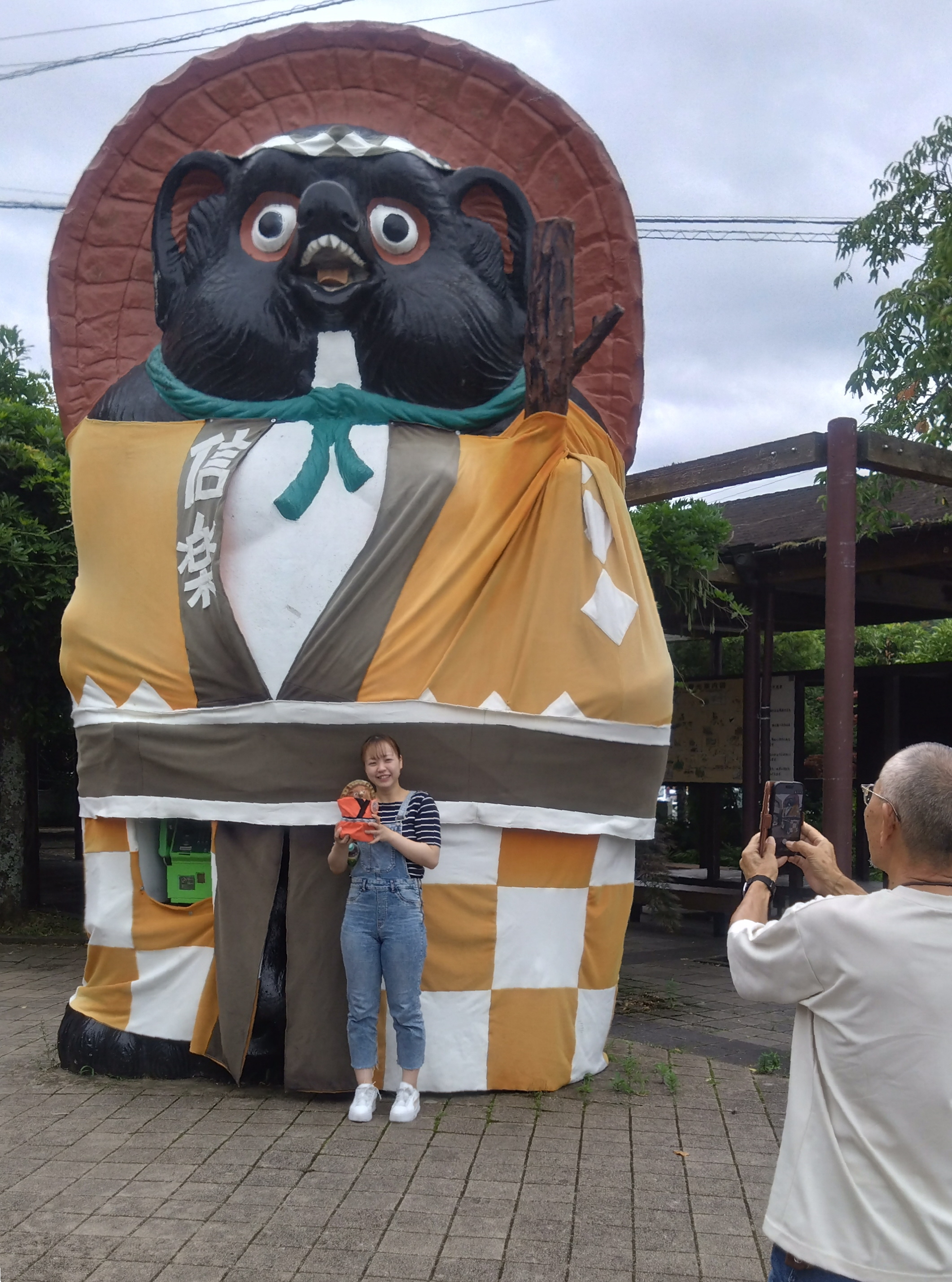 滋賀・信楽駅前の大たぬきが法被姿に「しがらき火まつり」もPR - 産経