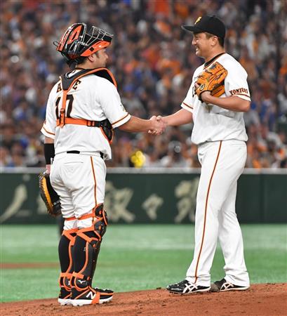 巨人・阿部、マウンド上で沢村と握手 7年ぶりにあのシーンを再現