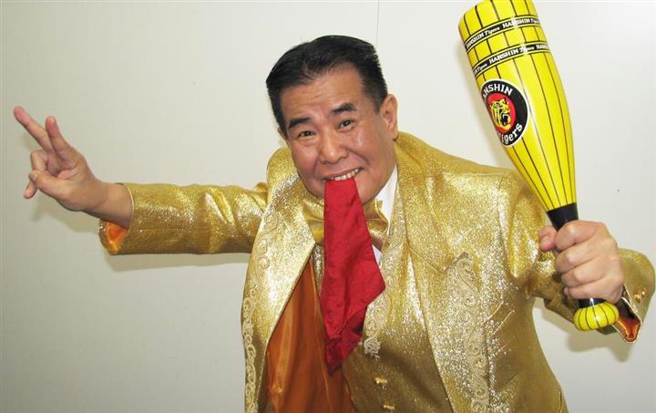 たかしさん5台 漫才師・横山たかしさん 自称48億円！金ピカ「車いす姿」で届けた