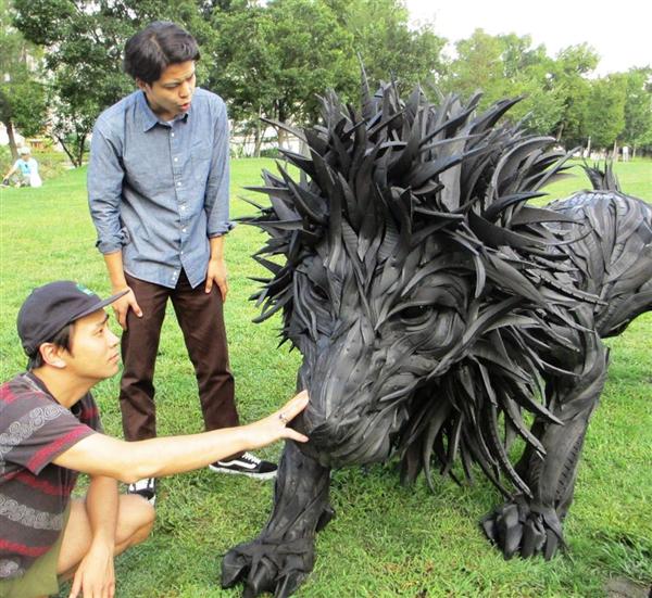 今にも動きだしそう…超リアル「タイヤライオン」、大阪・中之島公園に