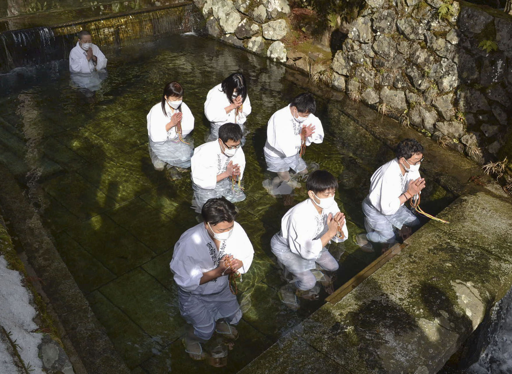 大寒の高野山で寒中水行 雪化粧、気温・水温0度 - 産経ニュース