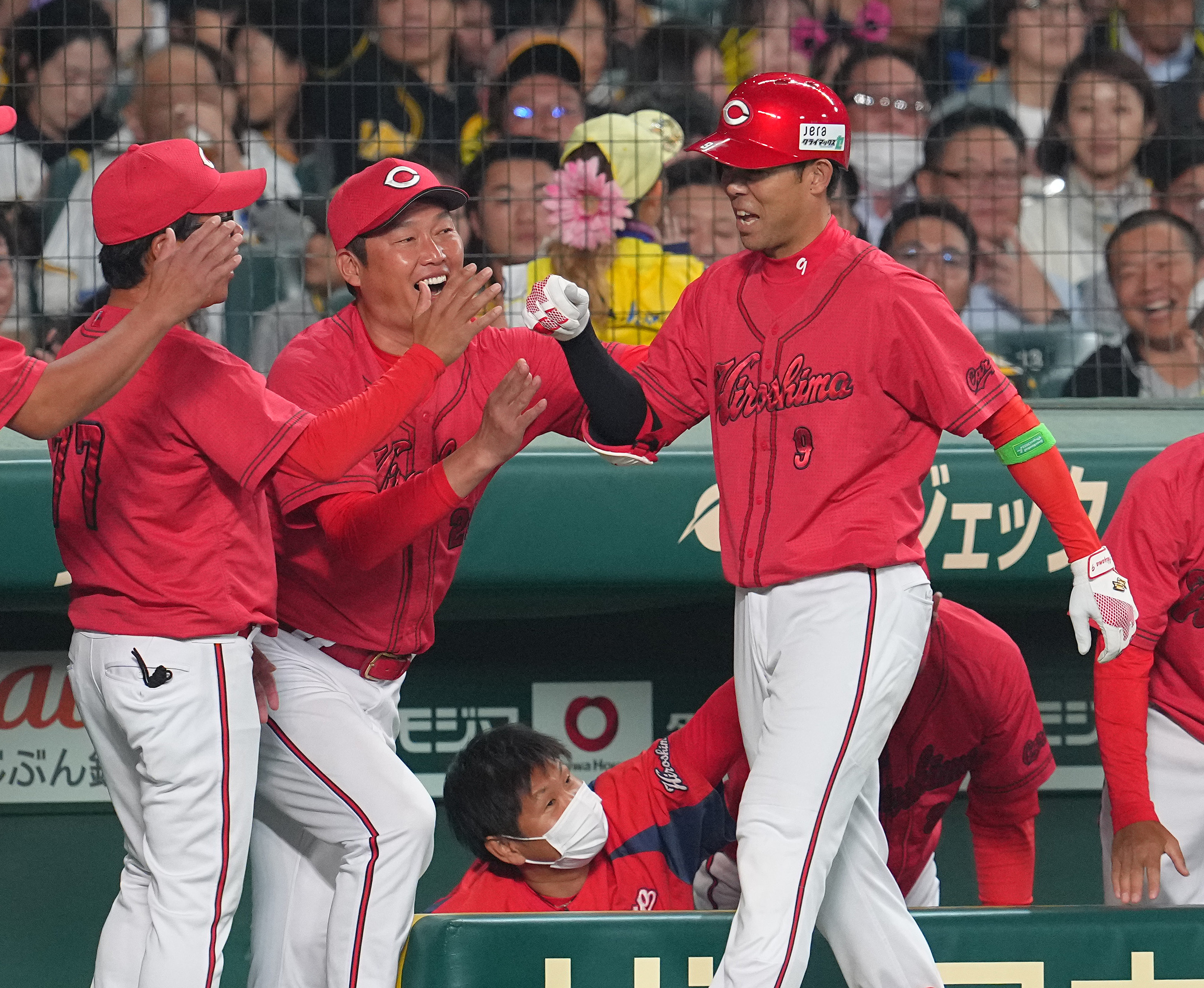 広島・秋山翔吾が四回に先制犠飛！　小園海斗が三塁打でチャンスメーク