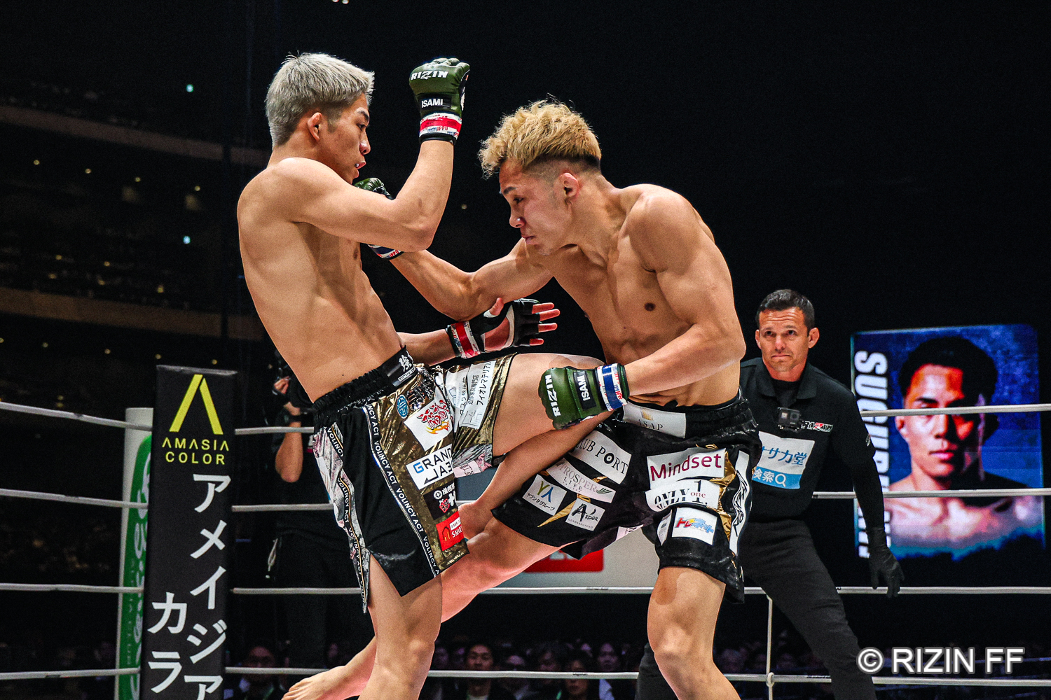 RIZIN】19歳の秋元強真、膝蹴り一撃で新居すぐるを悶絶KO 試合後は元
