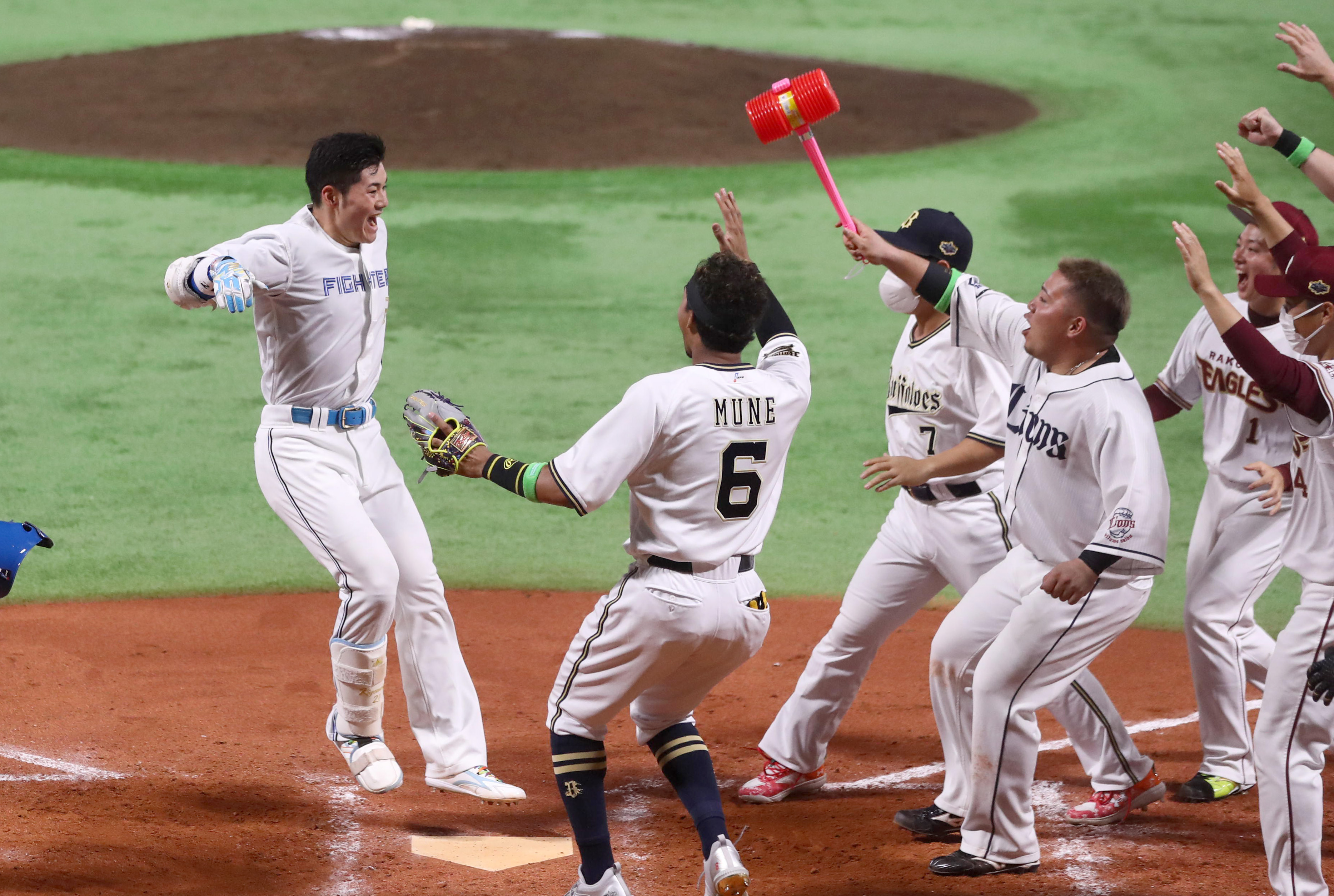 日本ハムの清宮がサヨナラ本塁打 初球宴で「狙っていた」（写真