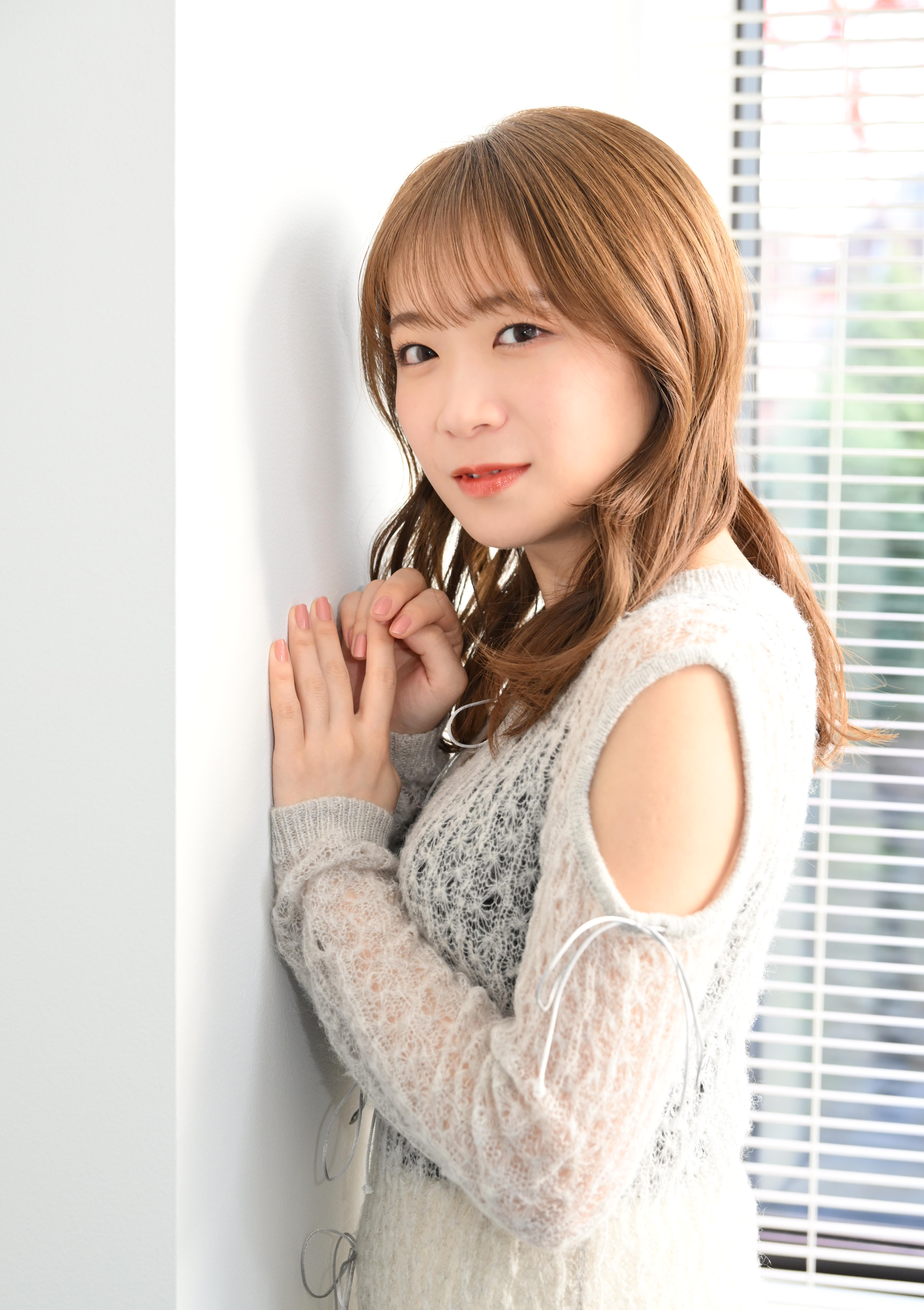 秋元真夏　歌衣装　エロ 