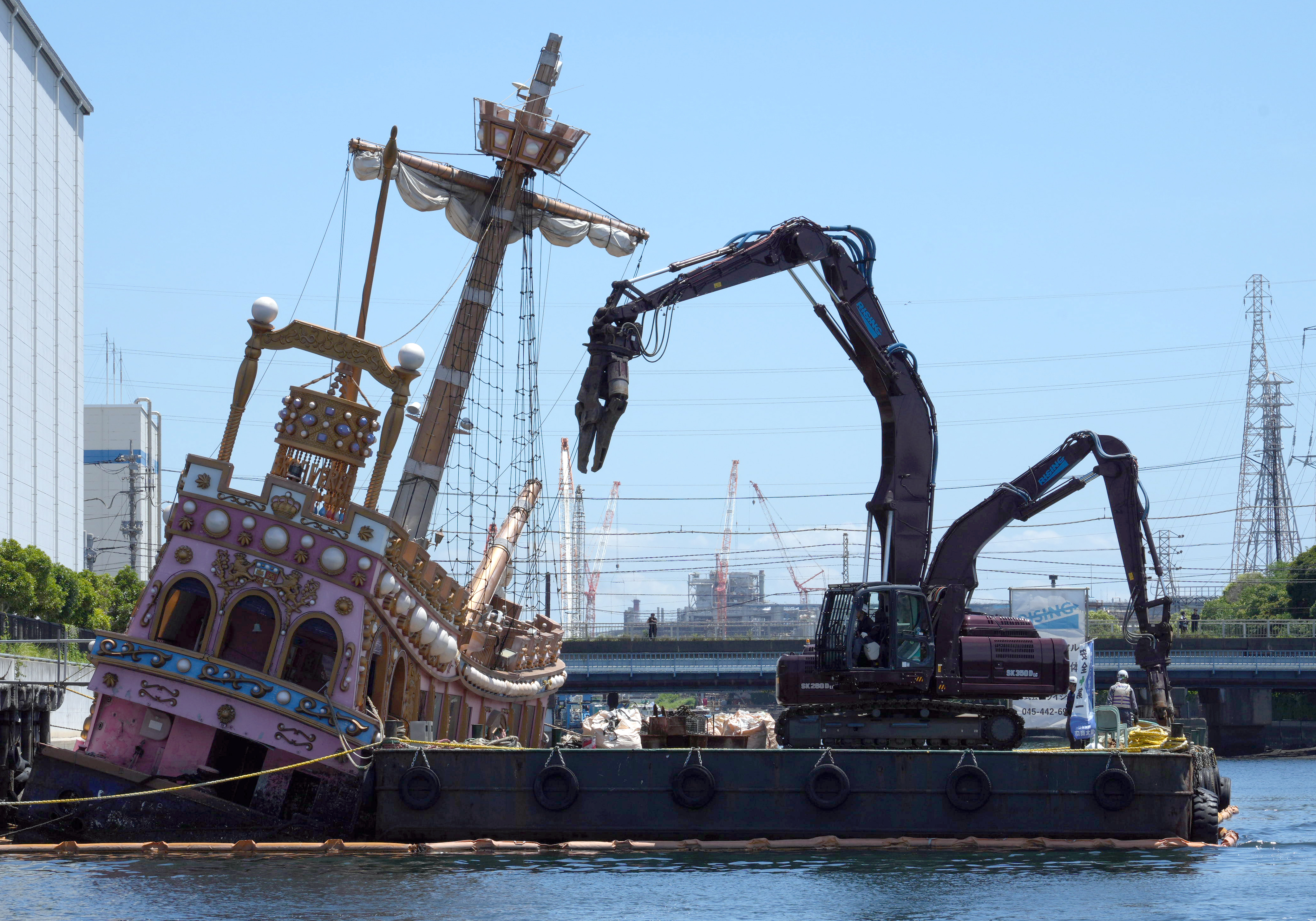 動画】神奈川・川崎の沈没「海賊船」ついに解体始まる 8年放置の末の