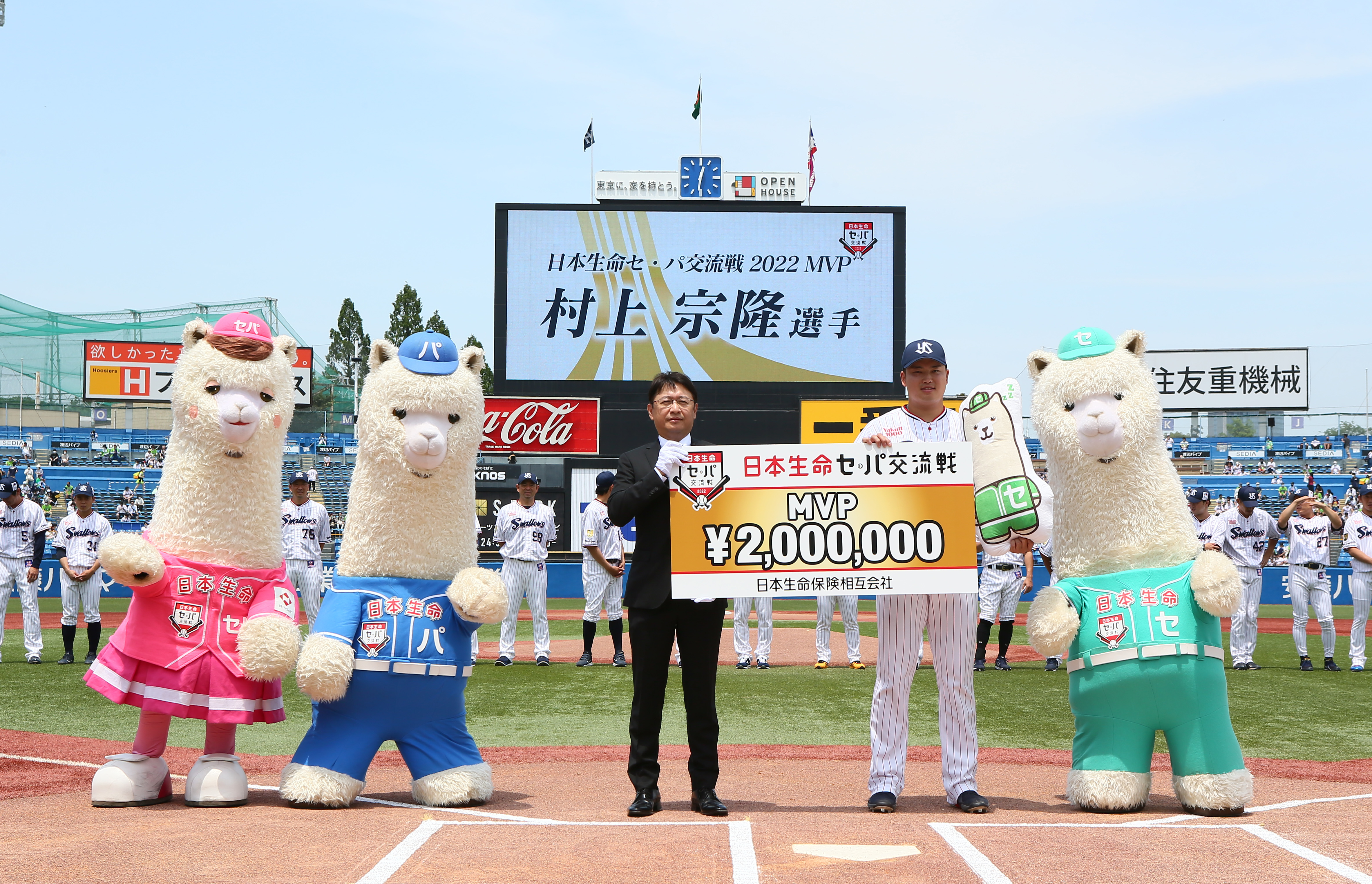 ヤクルトの交流戦優勝セレモニー ＭＶＰの村上宗隆に賞金２００万