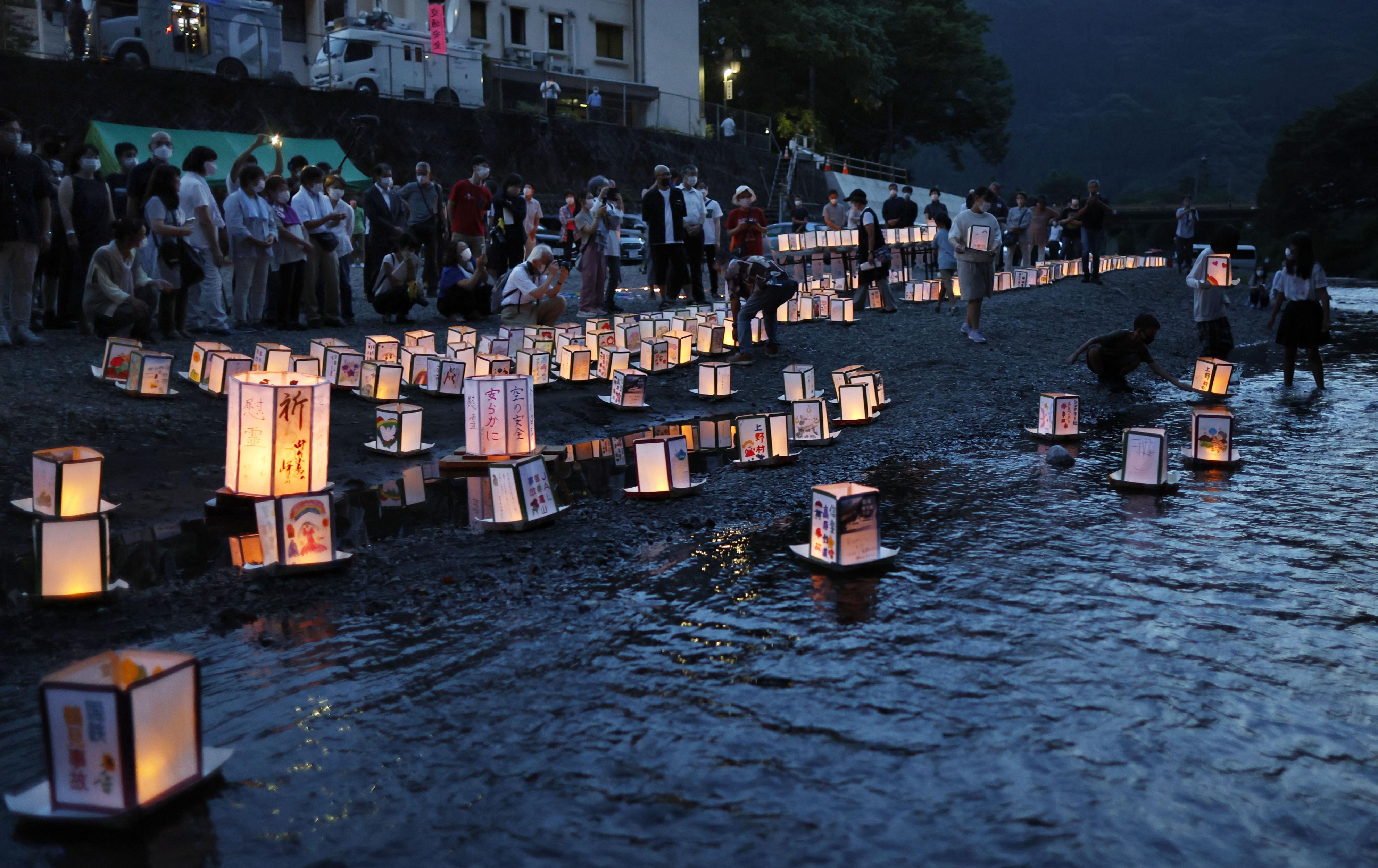 フォト特集】灯籠200個に灯、犠牲者しのぶ 日航機事故、12日で