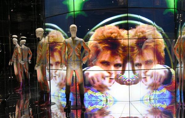 アート 美】回顧展「DAVID BOWIE is」 不世出の