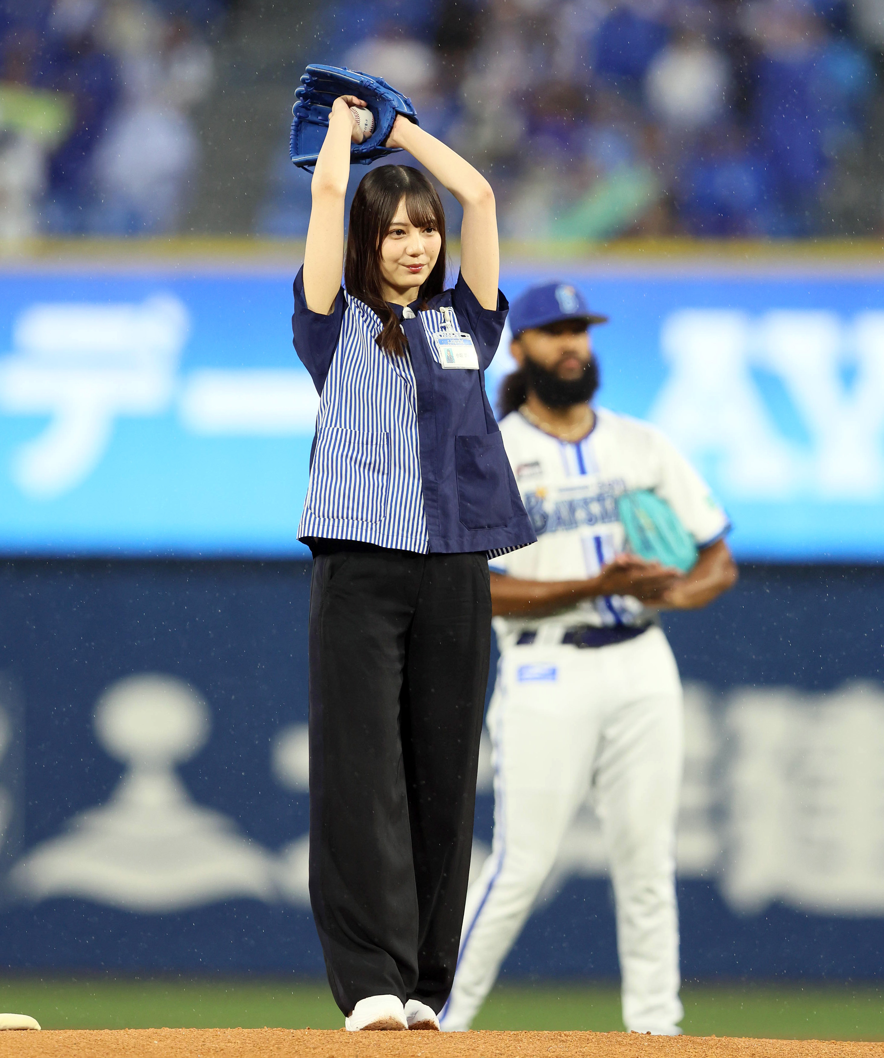 日向坂46の小坂菜緒がDeNA戦で始球式 見事なノーバウンド投球に笑顔