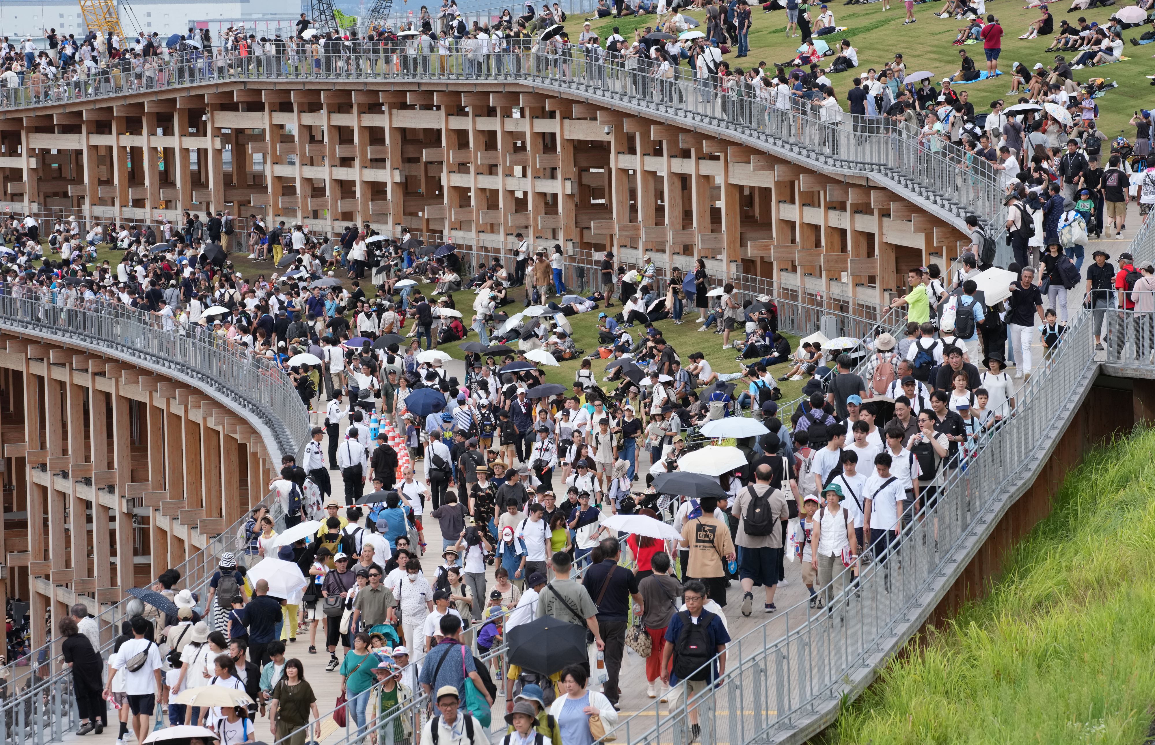 先週末の来場者20万人超…人・人・人の大屋根リング、随所に行列、通路 