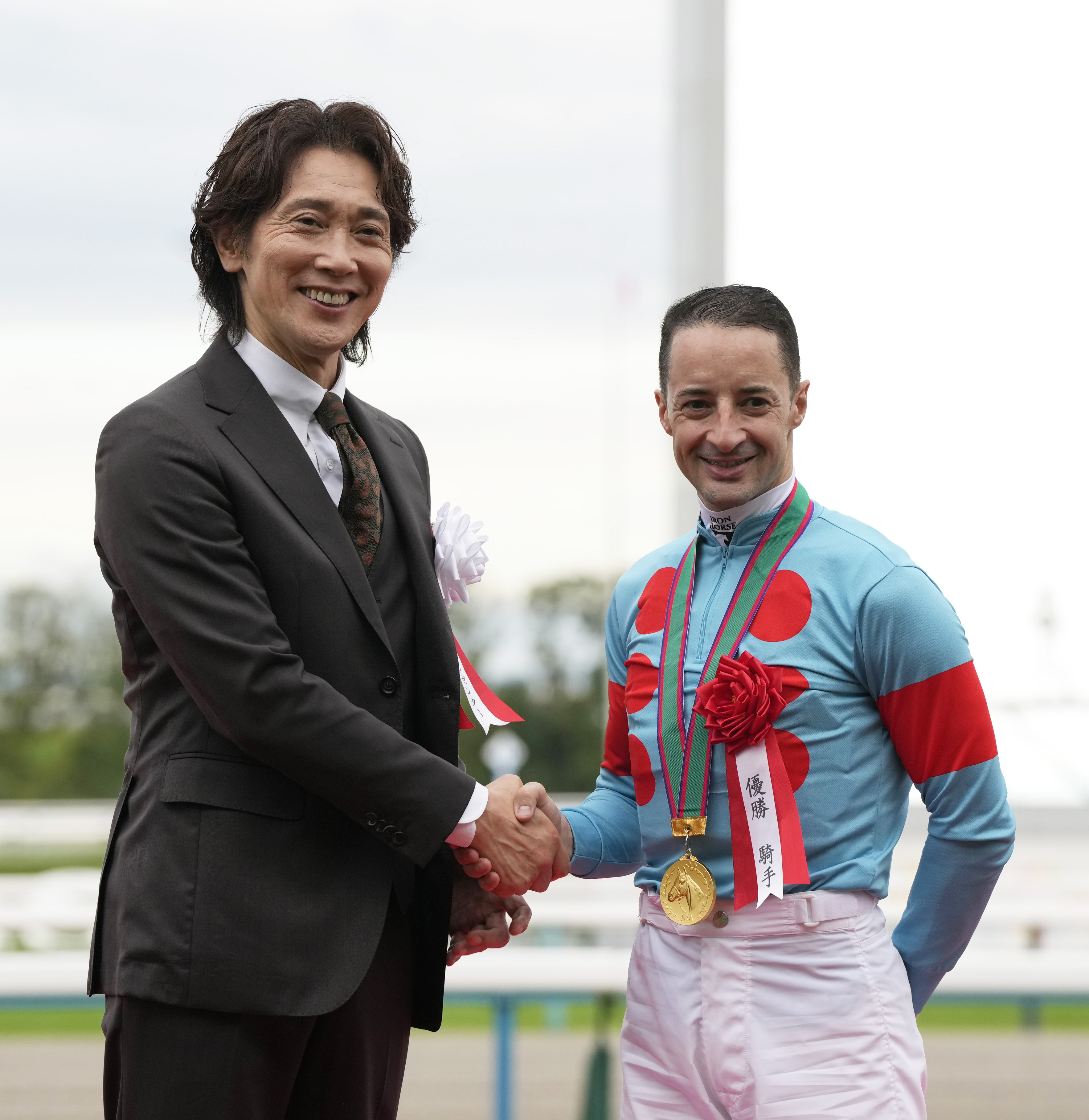 秋華賞】表彰式に佐々木蔵之介がプレゼンターとして登場 「感動