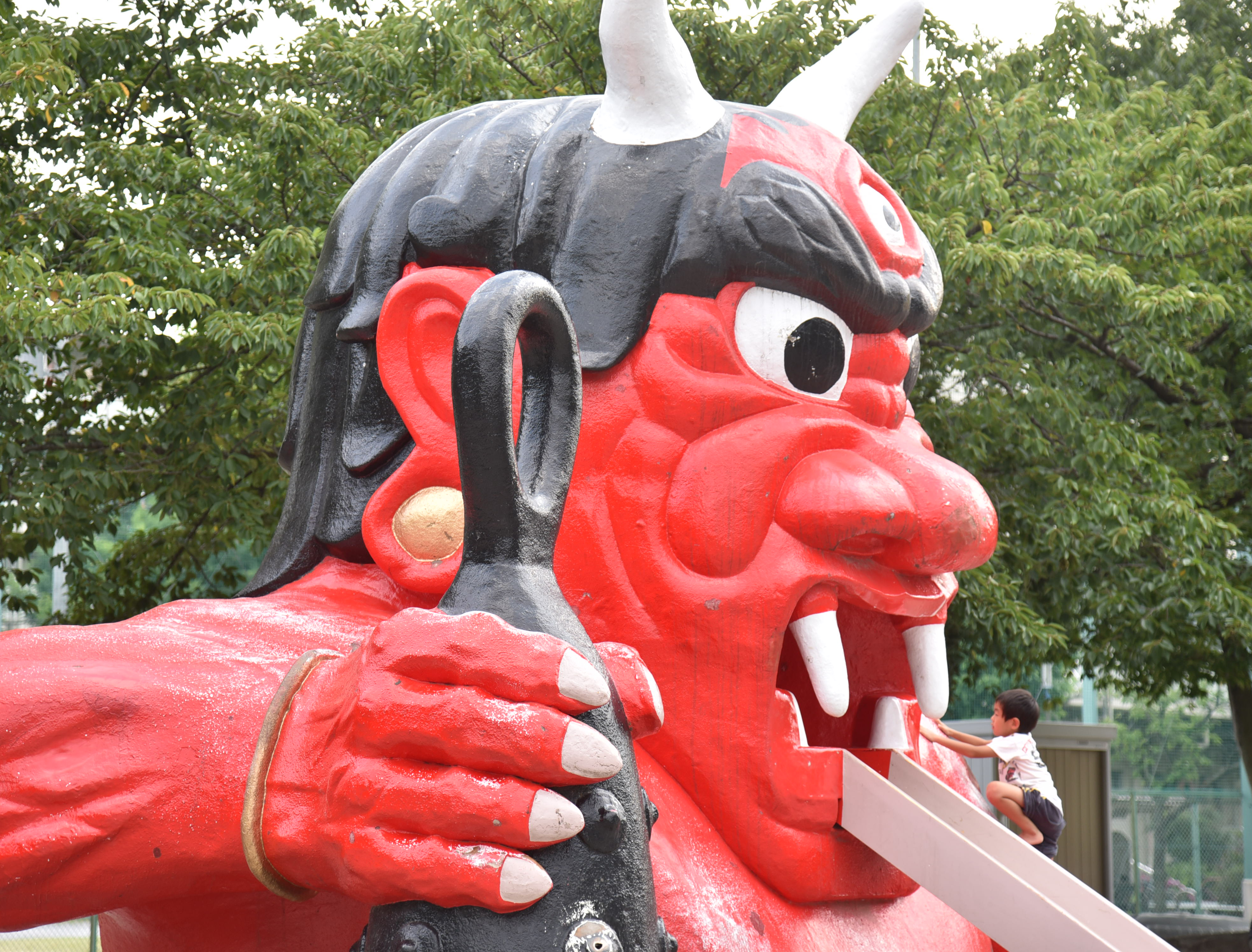 巨大赤鬼が見つめているのは…？ 桃太郎、かちかち山、浦島太郎などの