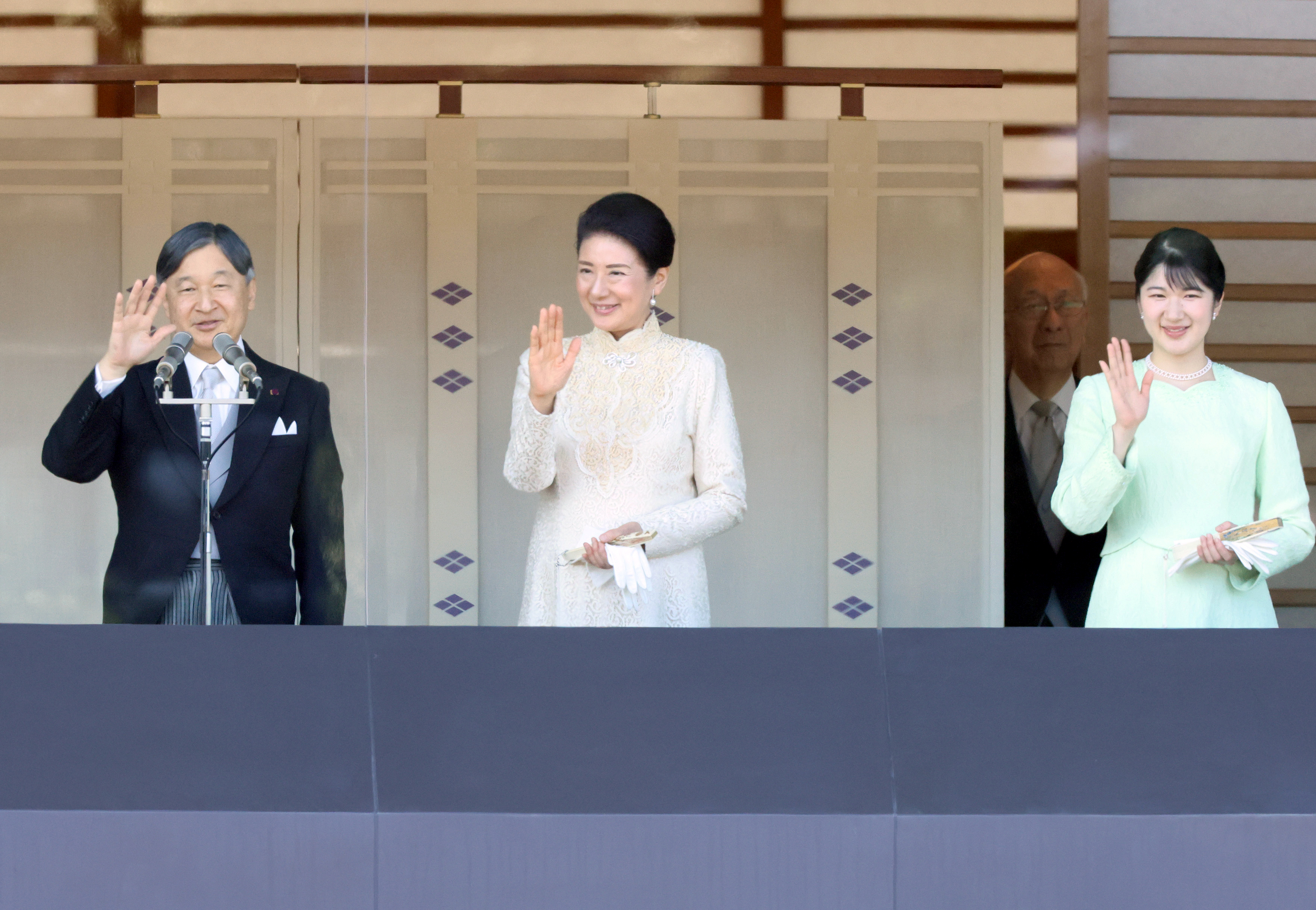 両陛下、元日の祝賀行事臨まれる 2年ぶり新年一般参賀に6万人超 皇室