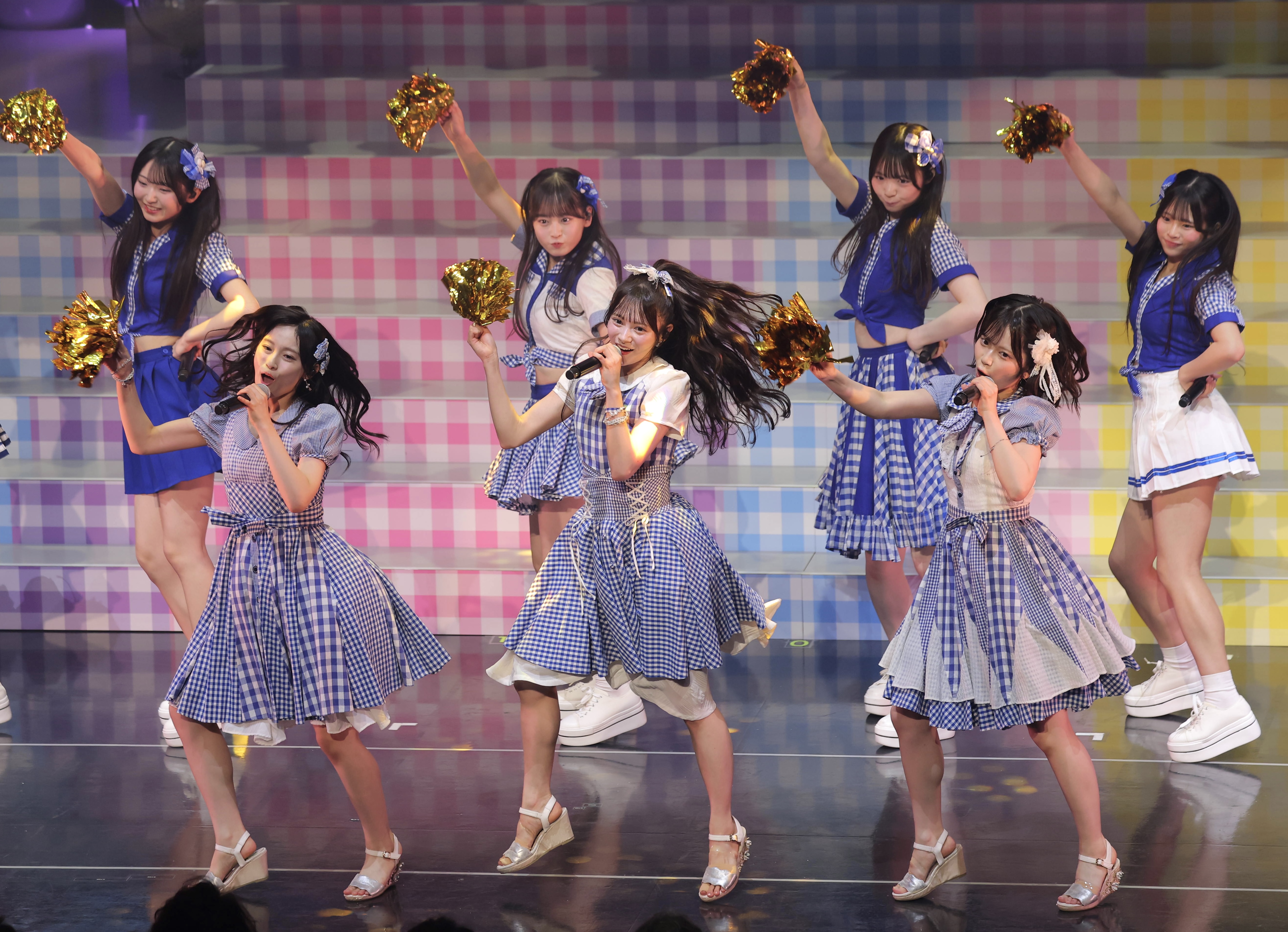 AKB48の19期生が昇格記念ライブ 31曲で躍動 伊藤百花「私たちの成長を