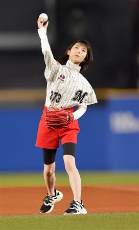 浜辺美波、ロッテ開幕戦で満点始球式！「思いをボールに乗せすぎた