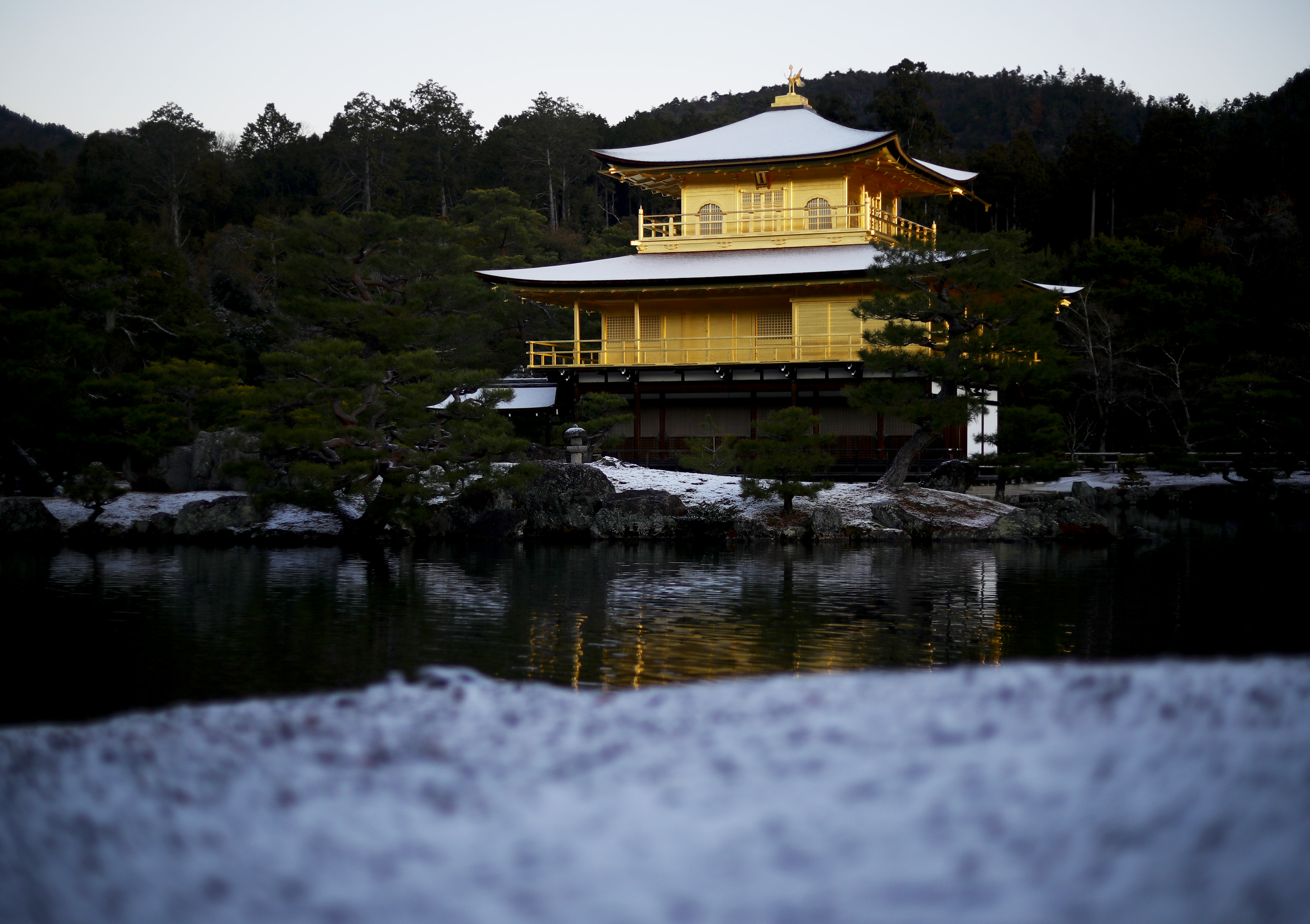 フォト＆動画】朝日浴び雪に映える金閣寺 この冬初の化粧 - 産経ニュース