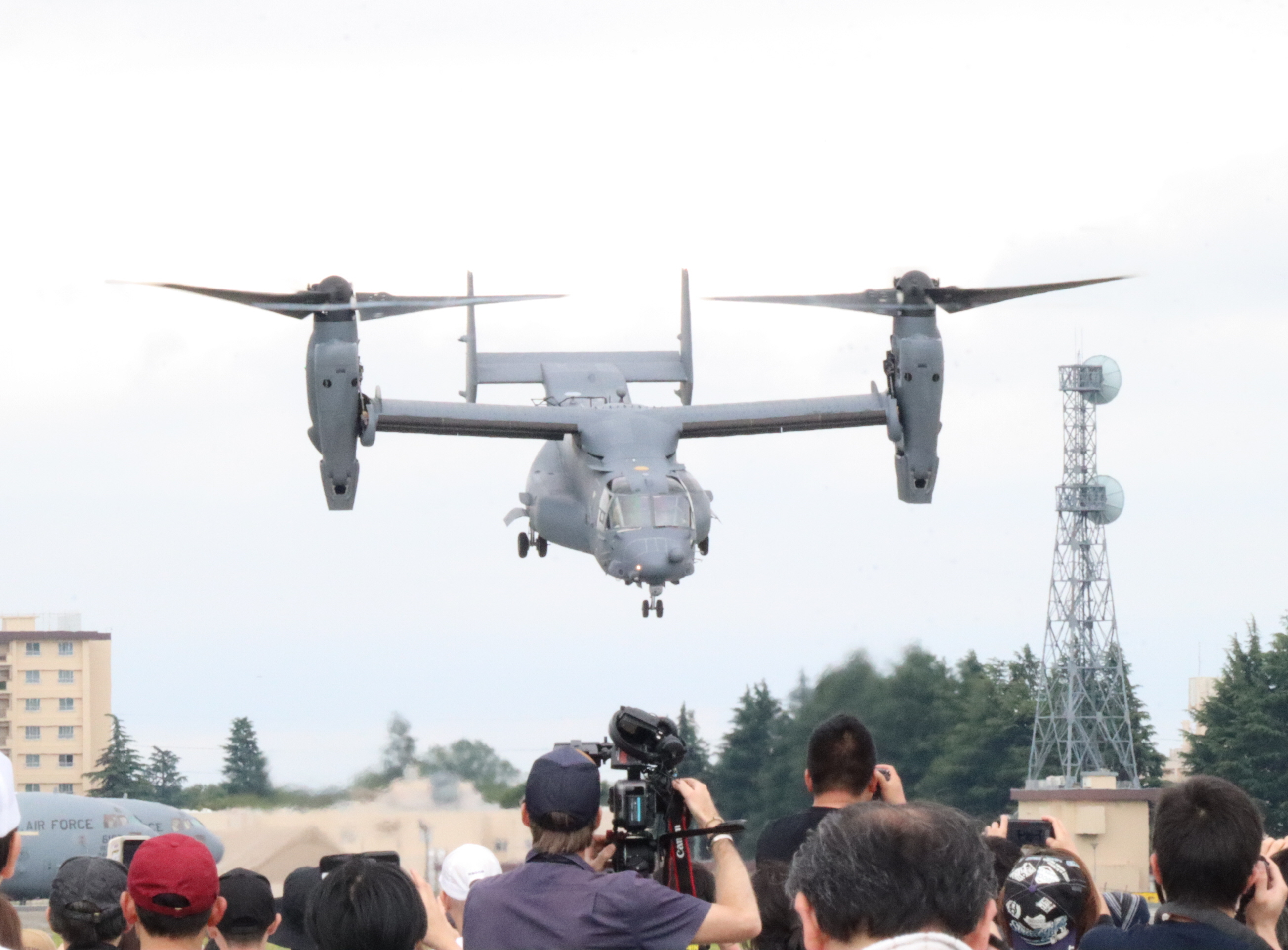 米軍横田基地で友好祭 CV－22オスプレイ公開に長蛇の列（1/2ページ