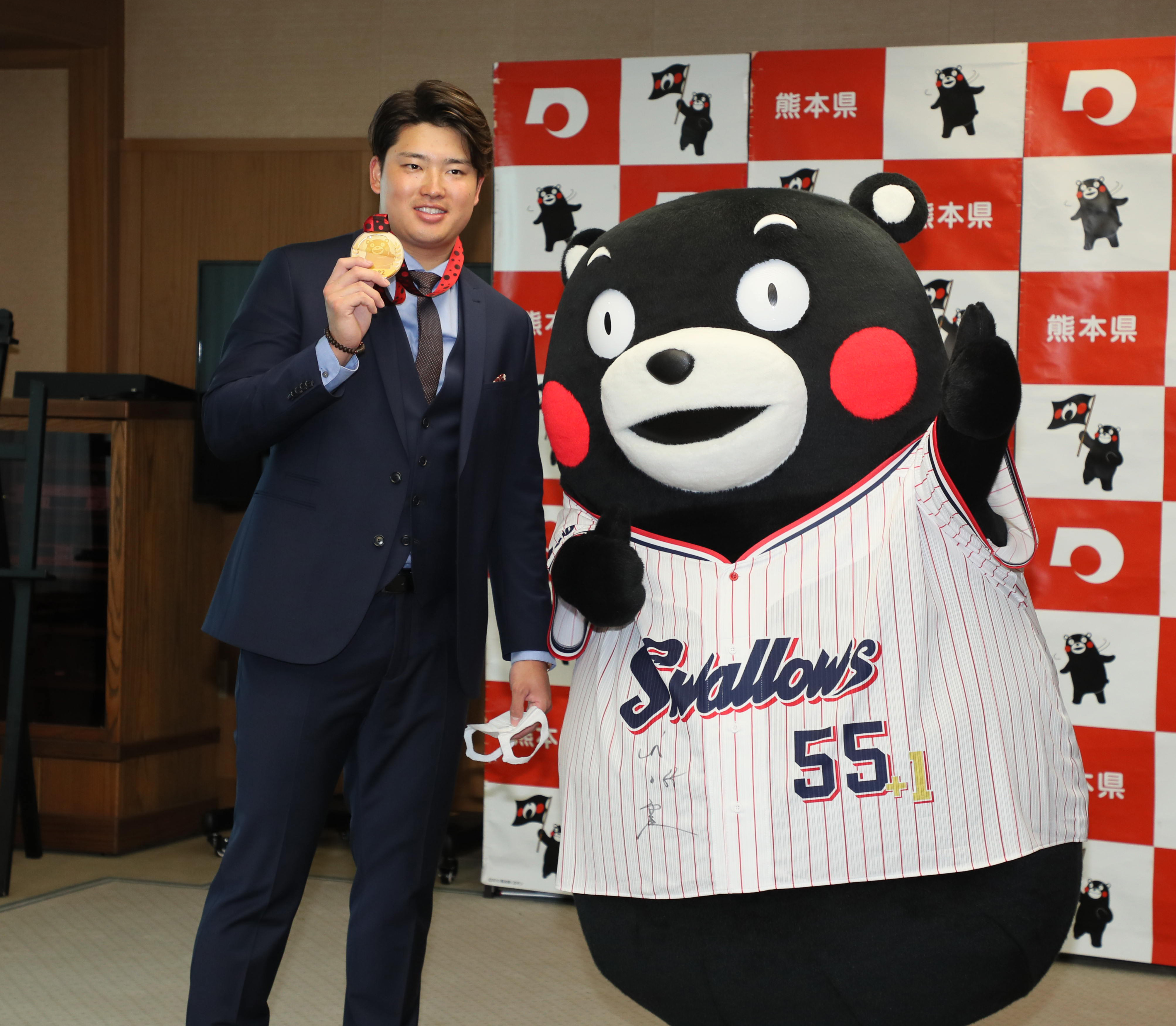 フォト】村上、くまモンからメダル WBCで「世界一」 県民栄誉賞贈呈